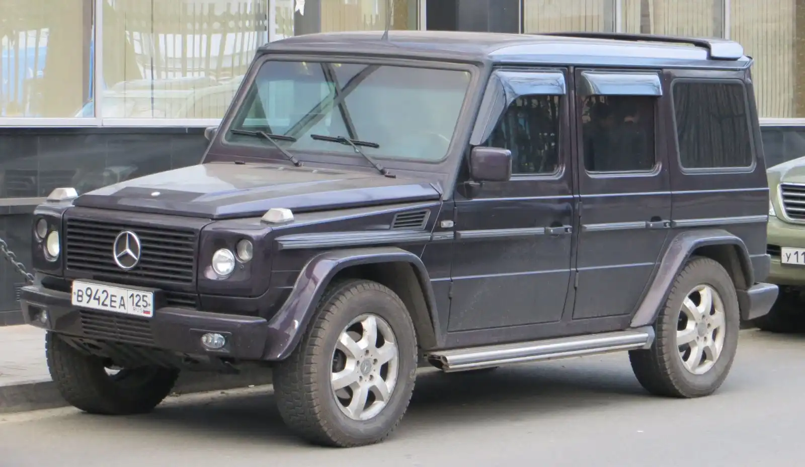 Фото автомобиля MERCEDES G-KLASSE, 1999 — госномер О576ЕХ78. Цвет: ФИОЛЕТОВЫЙ