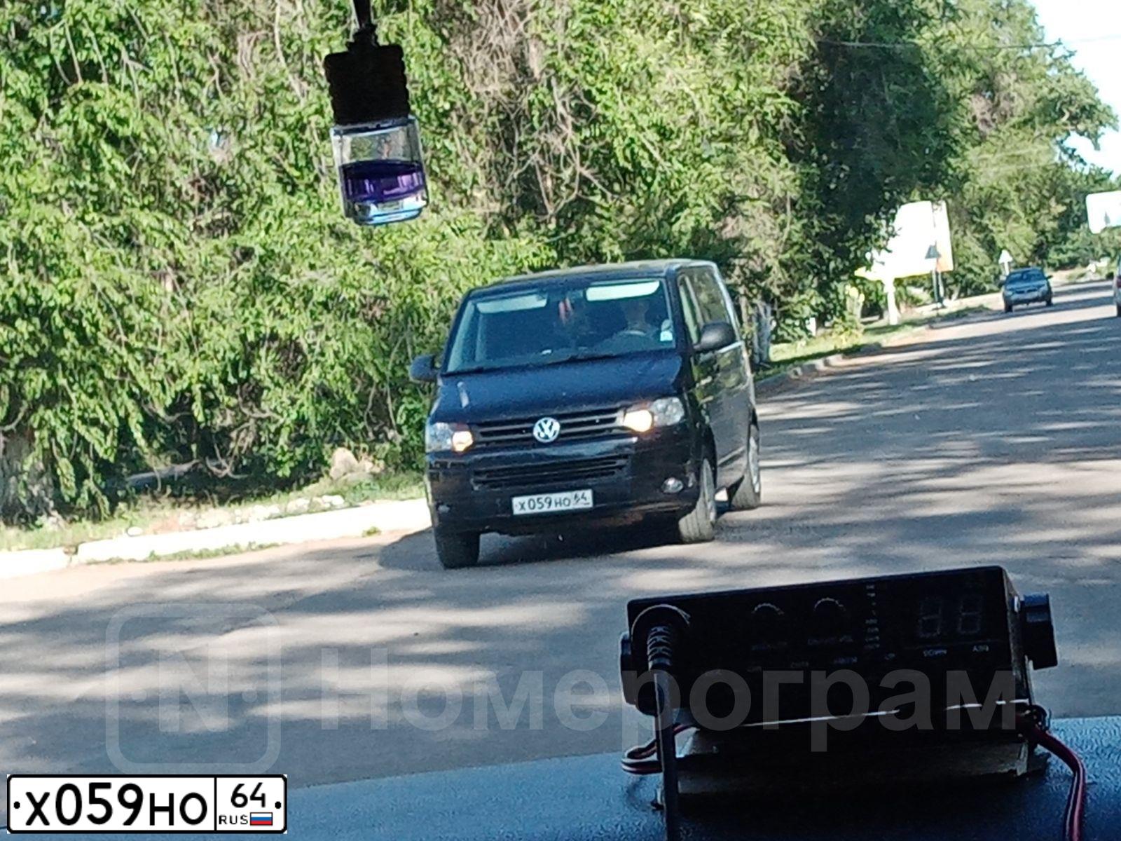 Фото автомобиля VOLKSWAGEN CARAVELLE, 2011 — госномер Х059НО64. Цвет: ЧЕРНЫЙ