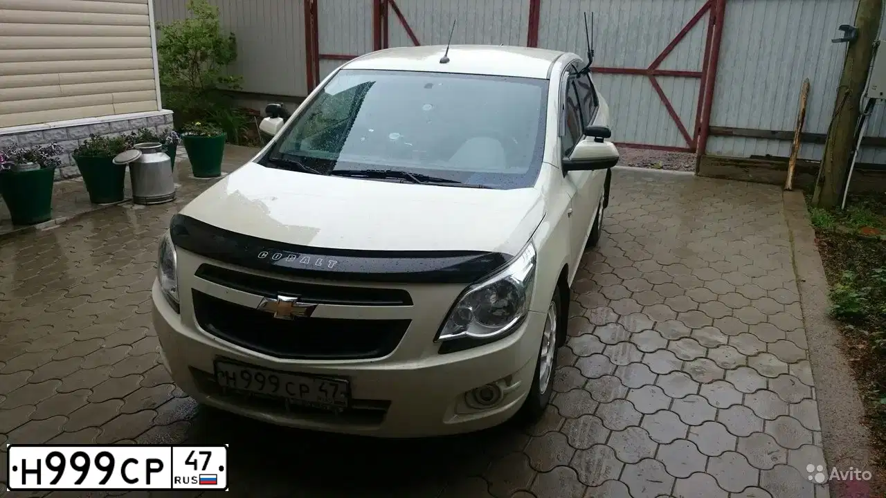 Фото автомобиля CHEVROLET COBALT, 2013 — госномер О619СЕ47. Цвет: БЕЖЕВЫЙ