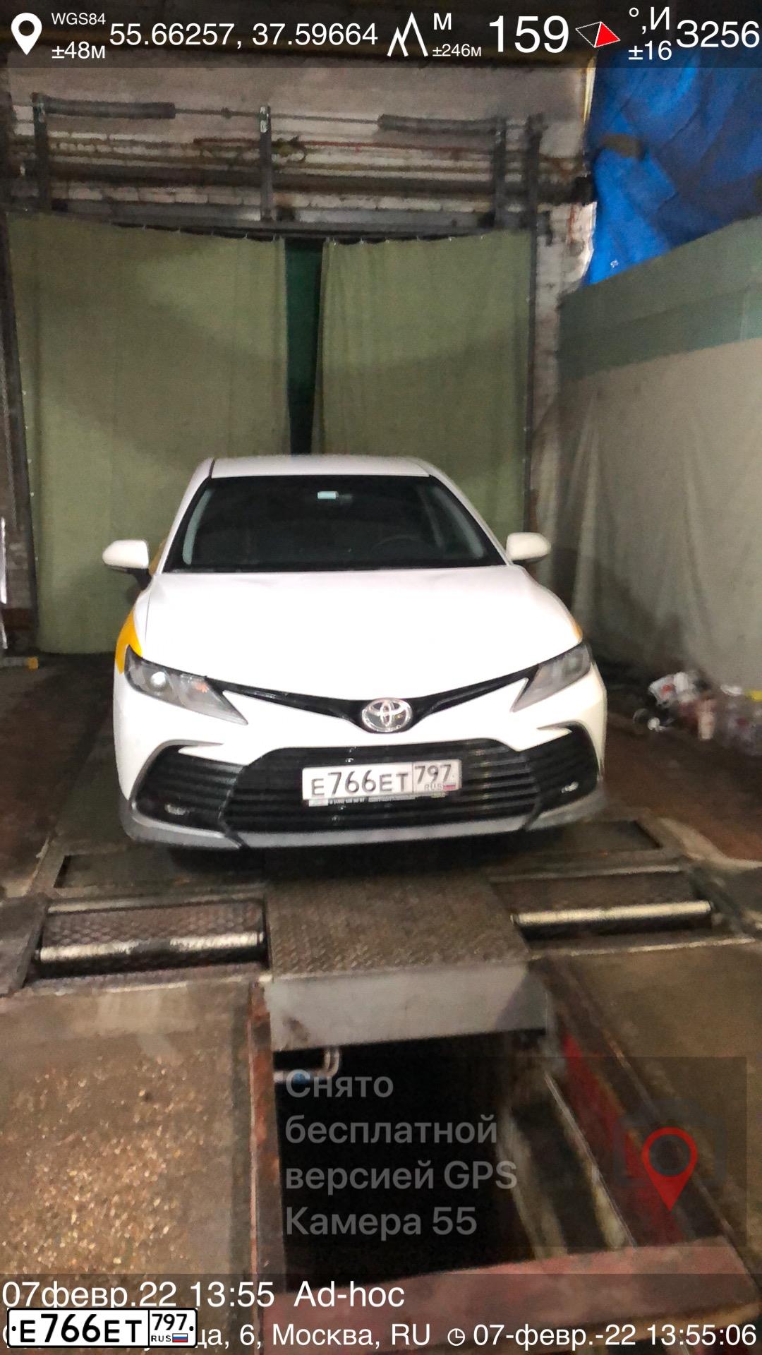 Фото автомобиля TOYOTA CAMRY, 2021 — госномер Е766ЕТ797. Цвет: БЕЛЫЙ-ЖЕЛТЫЙ-СЕРЫЙ