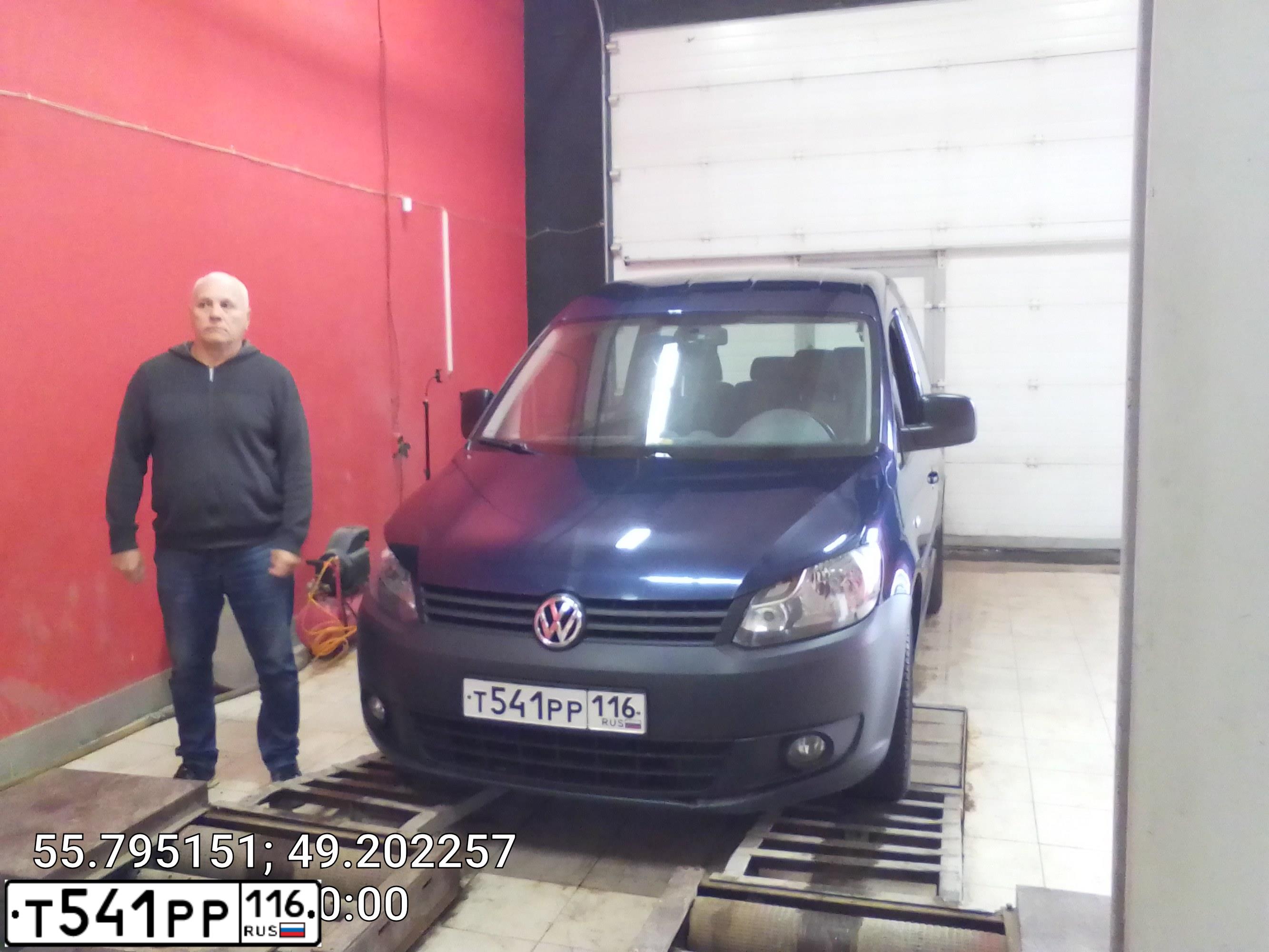 Фото автомобиля VOLKSWAGEN CADDY, 2013 — госномер Т541РР116. Цвет: ТЕМНО-СИНИЙ