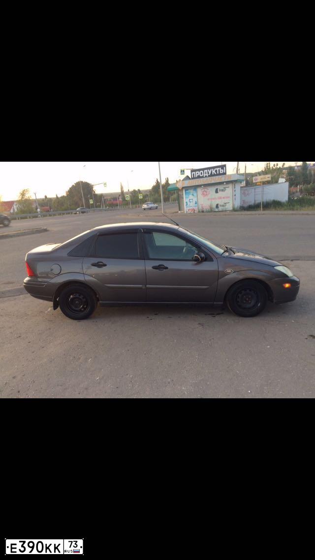 Фото автомобиля FORD D FOCUS, 2002 — госномер Е390КК73. Цвет: Серый