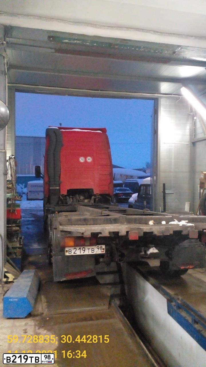 Фото автомобиля VOLVO SERIE FH /6X2/, 1998 — госномер В219ТВ98. Цвет: Красный