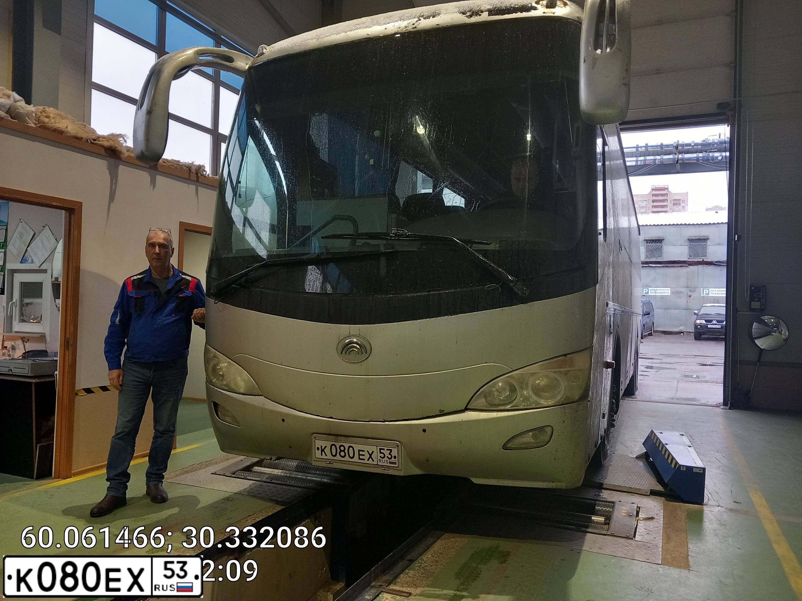 Фото автомобиля YUTONG ZK  6119HA, 2008 — госномер С450ТЕ198. Цвет: СЕРЕБРИСТЫЙ