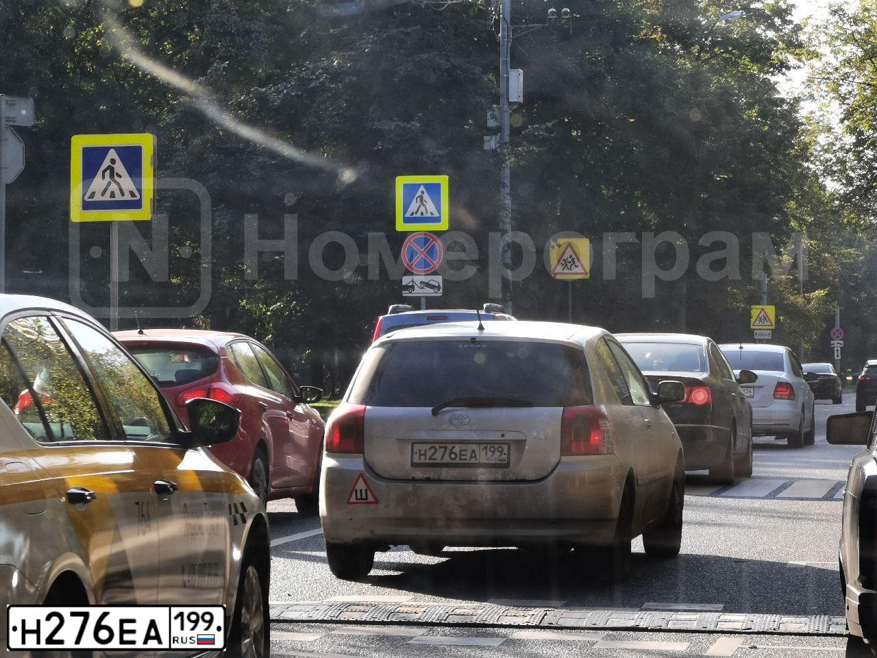 Фото автомобиля TOYOTA COROLLA, 2003 — госномер Н276ЕА199. Цвет: Серебристый