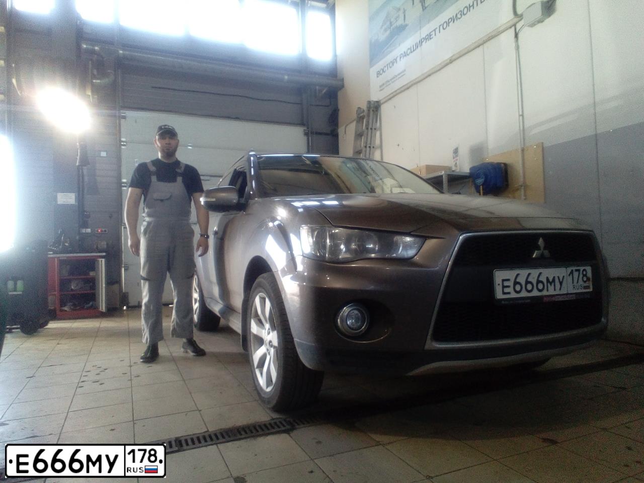 Фото автомобиля MITSUBISHI OUTLANDER, 2012 — госномер М090МХ178. Цвет: Коричневый