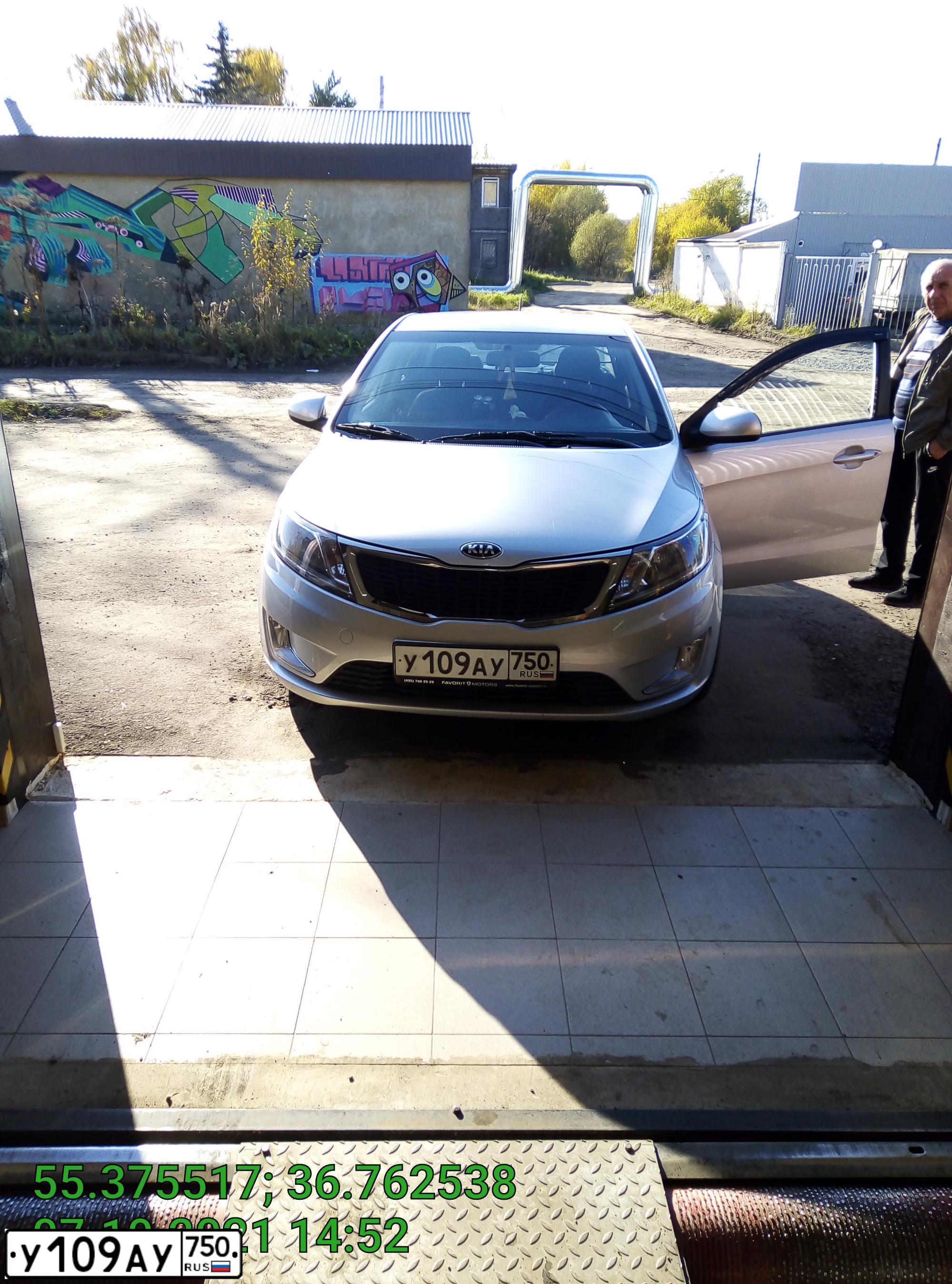 Фото автомобиля KIA RIO, 2014 — госномер О767ЕУ977. Цвет: Серый