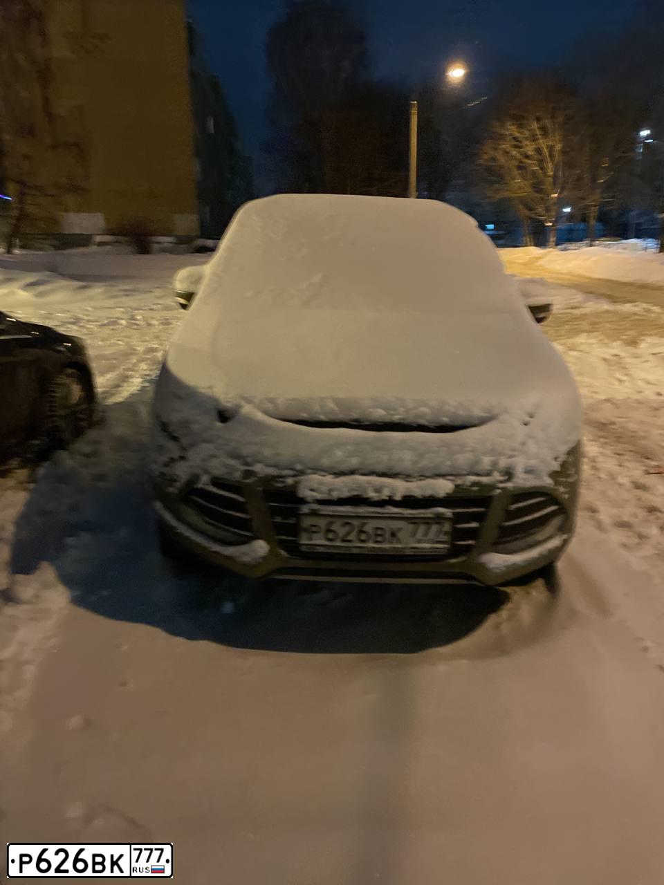 Фото автомобиля FORD KUGA, 2013 — госномер Р626ВК777. Цвет: СЕРО-ЗЕЛЕНЫЙ