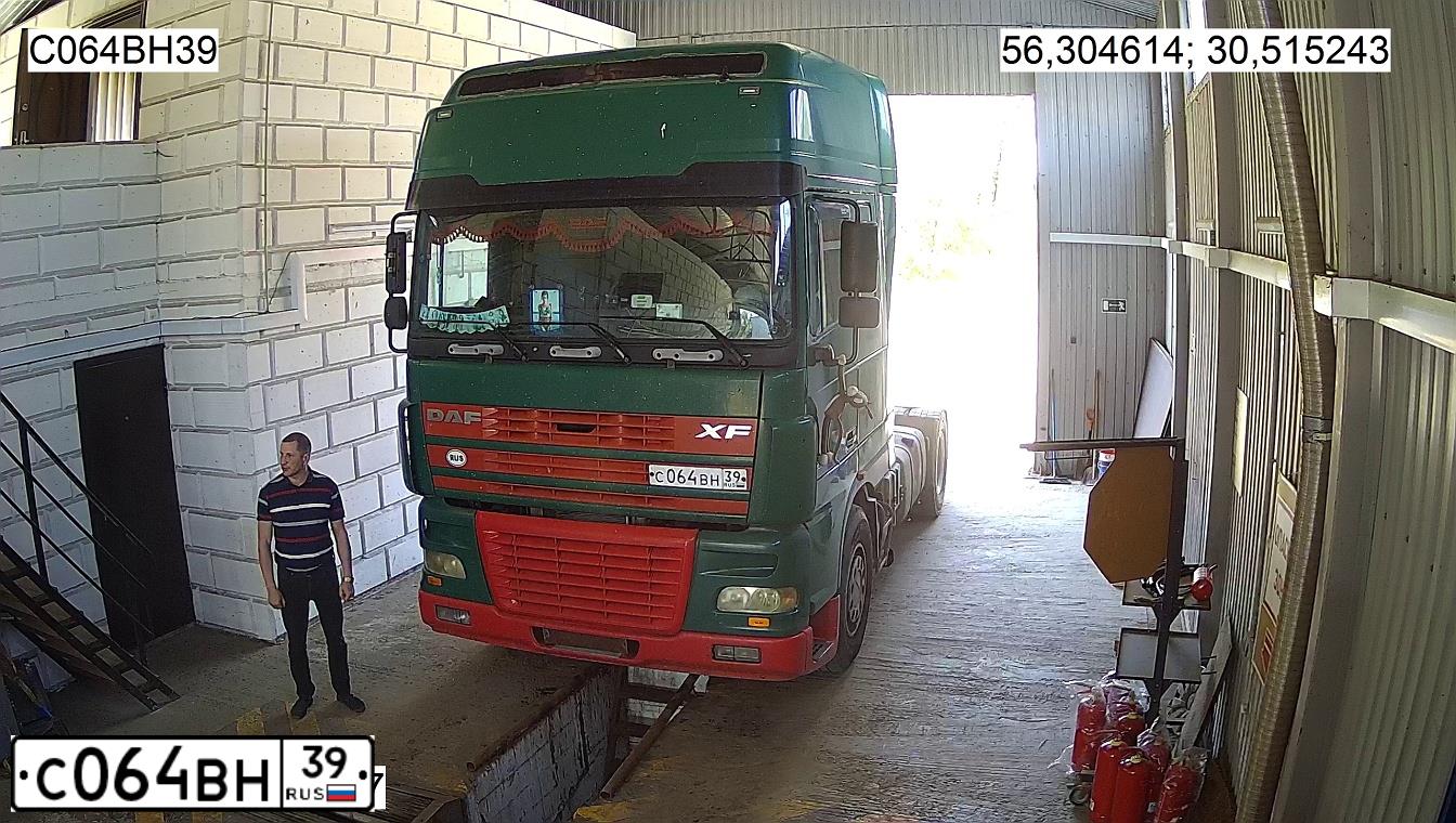 Фото автомобиля DAF XF95, 2005 — госномер Т374ОЕ39. Цвет: КРАСНЫЙ ЗЕЛЕНЫЙ