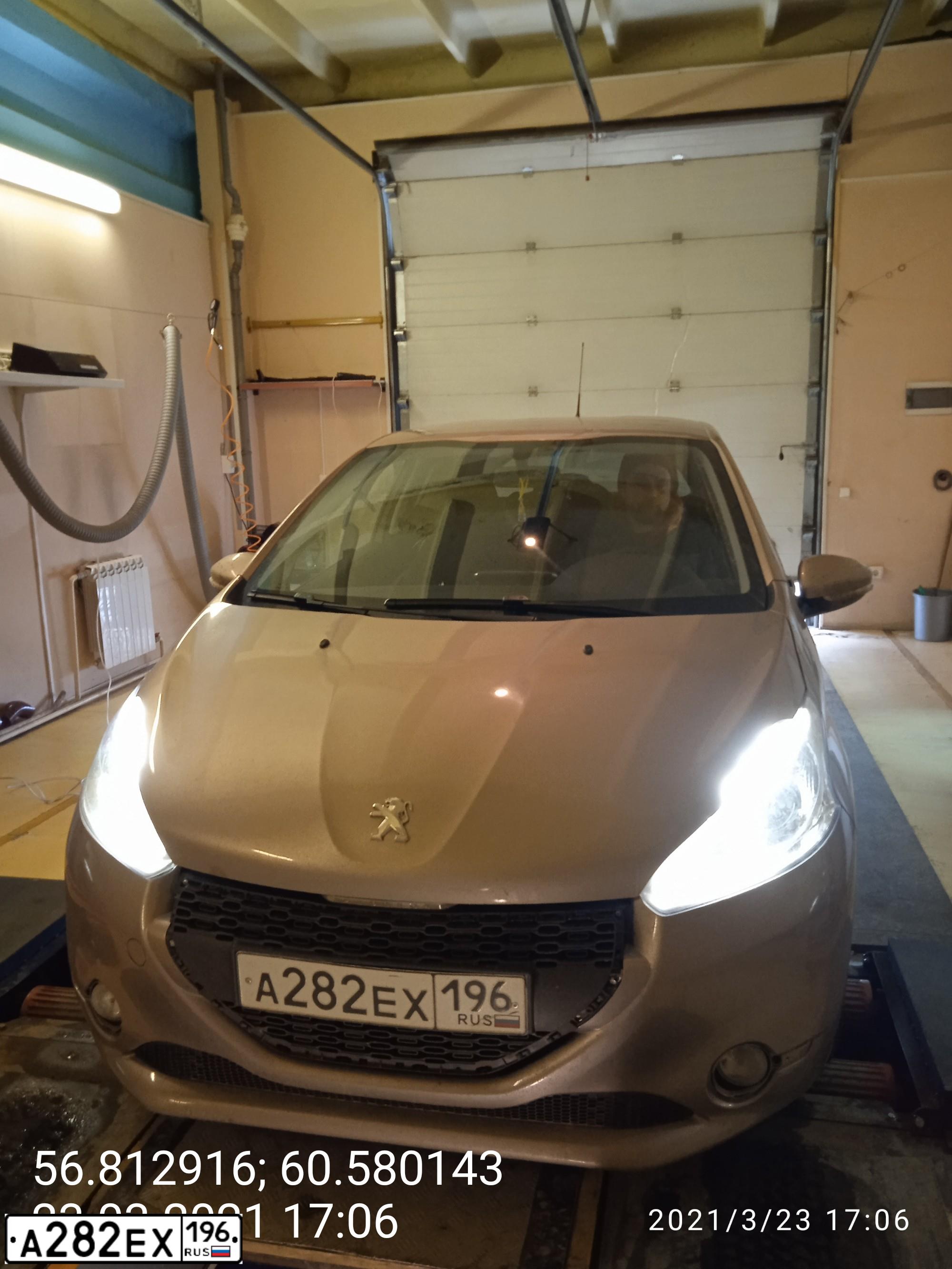 Фото автомобиля PEUGEOT 208, 2013 — госномер А282ЕХ196. Цвет: Светло-розовый