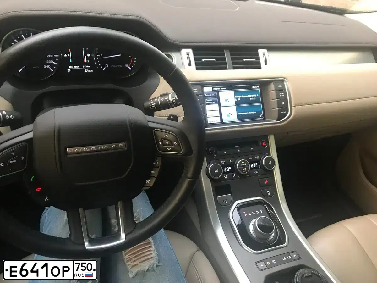 Фото автомобиля LANDROVER RANGE ROVER EVOQUE, 2015 — госномер К056РХ799. Цвет: ЯРКО-БЕЛЫЙ