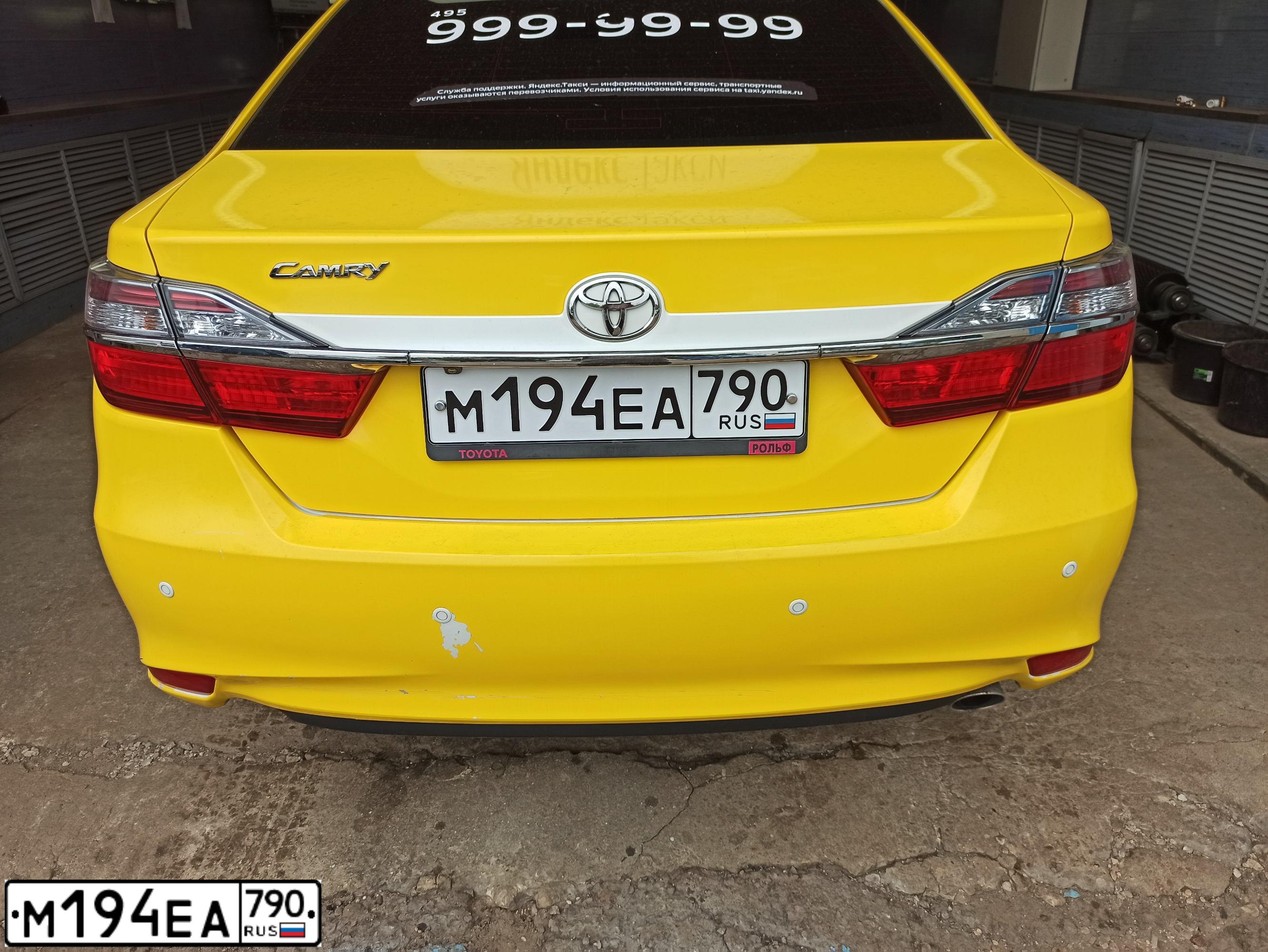 Фото автомобиля TOYOTA CAMRY, 2018 — госномер О121ВН799. Цвет: БЕЛЫЙ ПЕРЛАМУТР