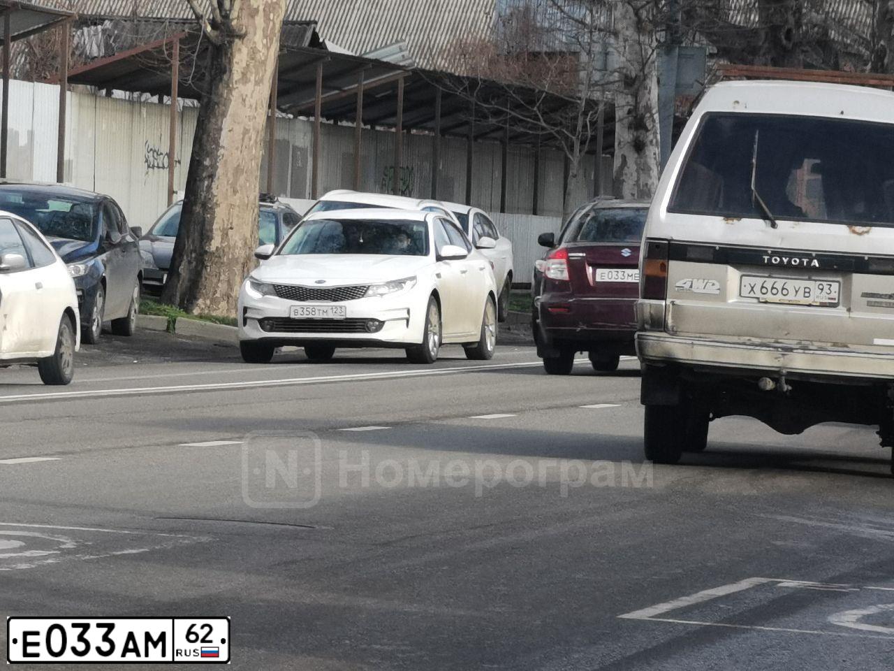 Фото автомобиля LAND ROVER DEFENDER, 2021 — госномер Е033АМ62. Цвет: ЗЕЛЕНЫЙ
