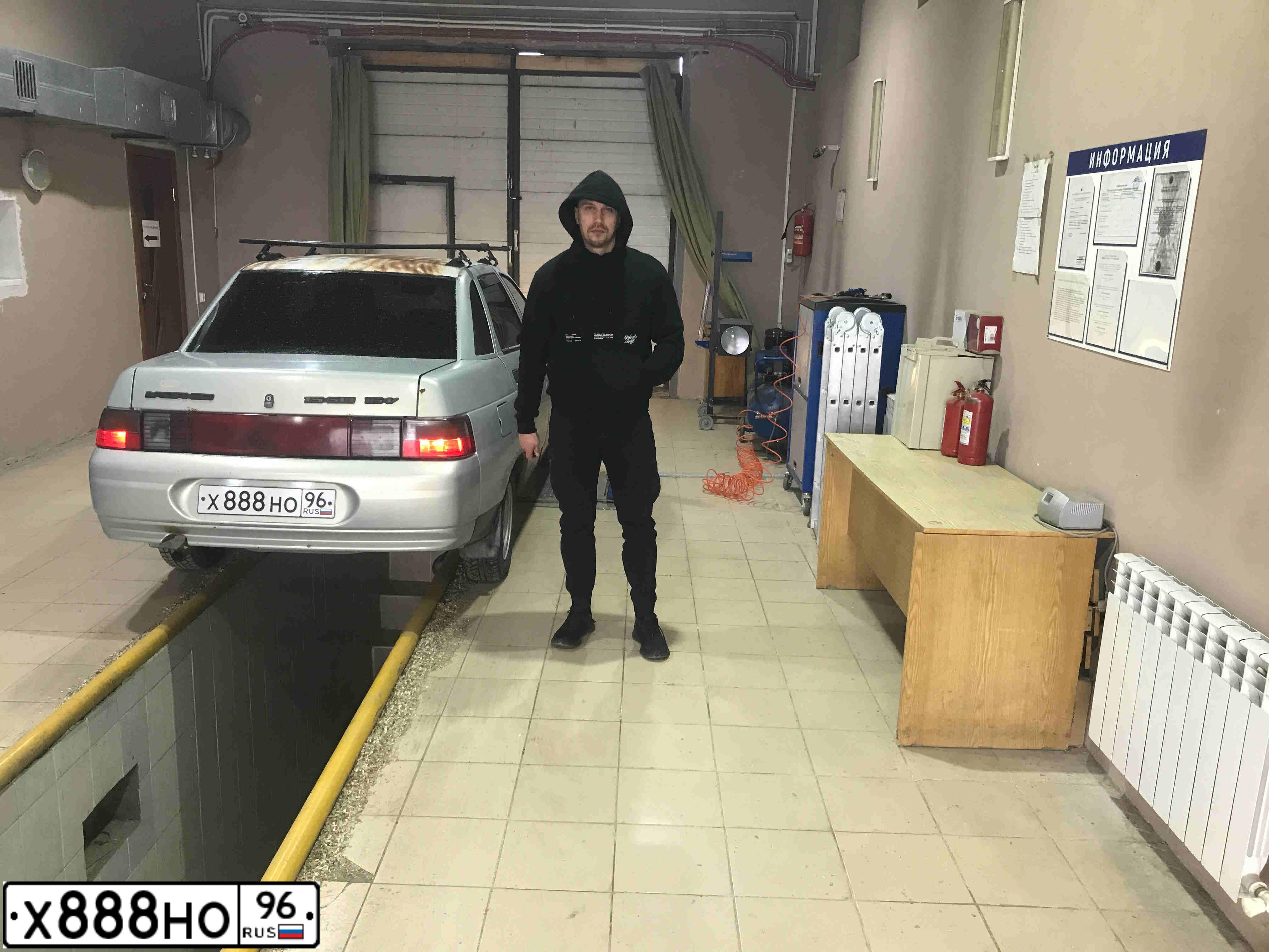 Фото автомобиля LADA 2110, 2002 — госномер Х888НО96. Цвет: Серый