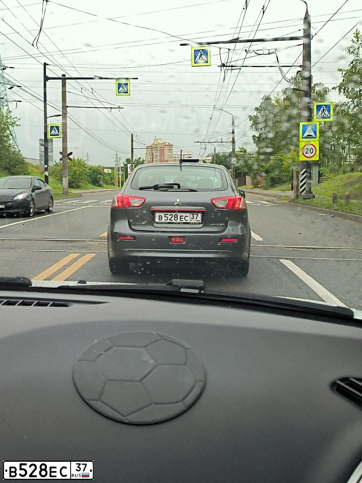 Фото автомобиля MITSUBISHI LANCER, 2008 — госномер В528ЕС37. Цвет: СЕРЫЙ