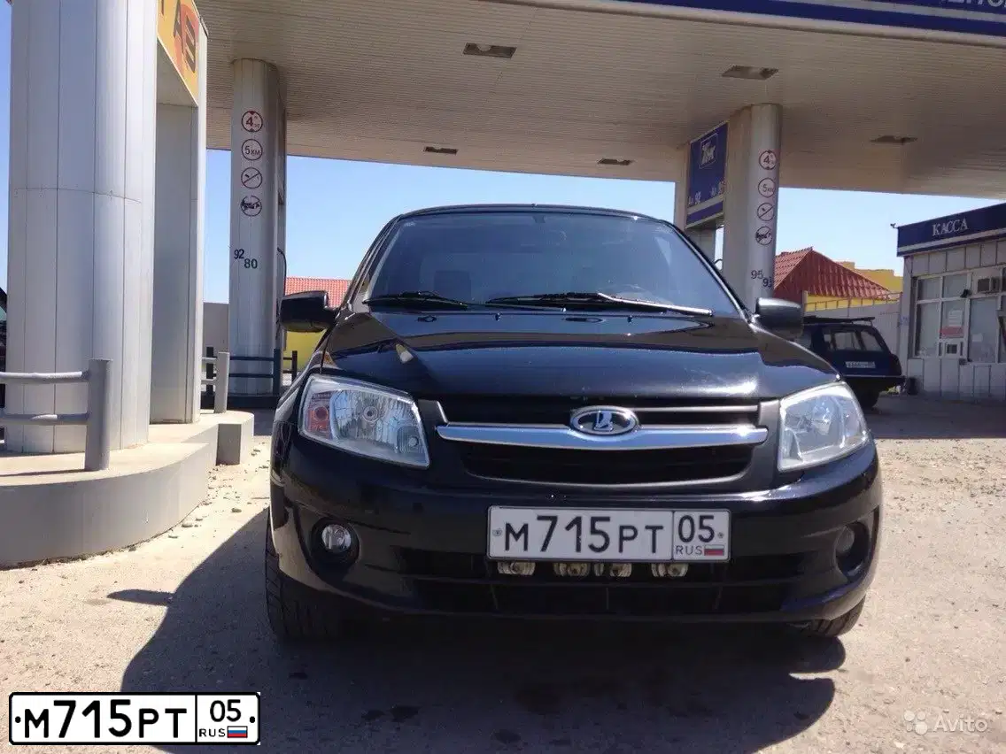 Фото автомобиля LADA 2190 GRANTA, 2012 — госномер М715РТ05. Цвет: ЧЕРНЫЙ