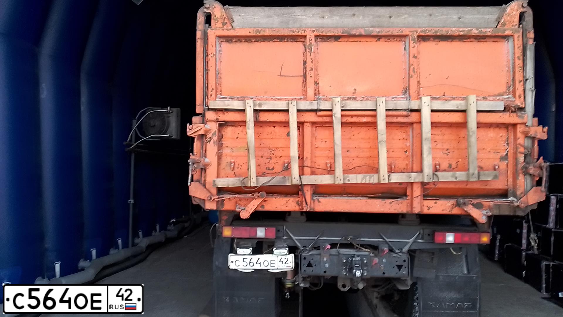 Фото автомобиля KAMAZ 5320 /6X4/, 2005 — госномер С564ОЕ42. Цвет: ОРАНЖЕВЫЙ