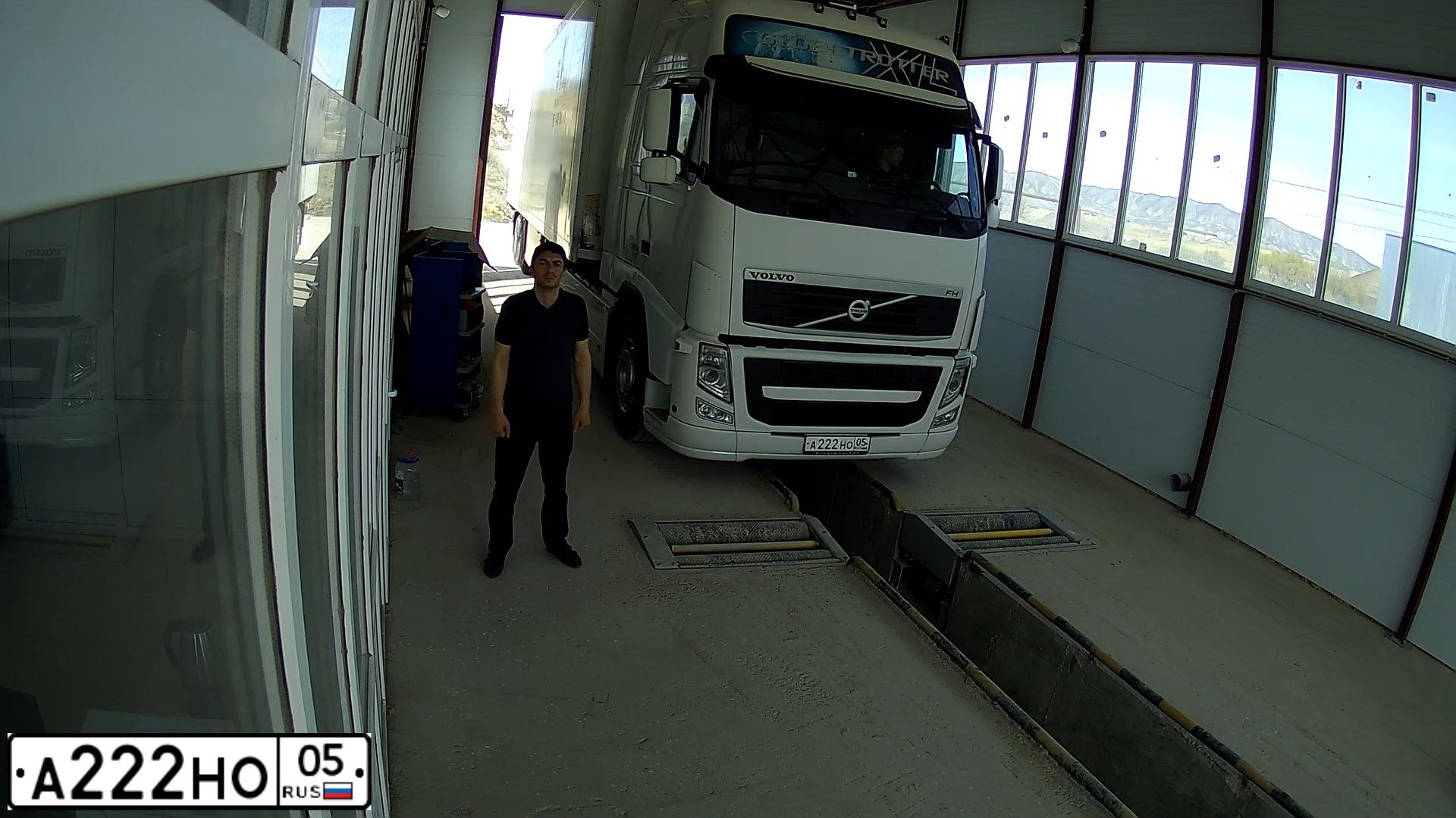 Фото автомобиля VOLVO SERIE FH /4X2/, 2012 — госномер А222НО05. Цвет: Белый