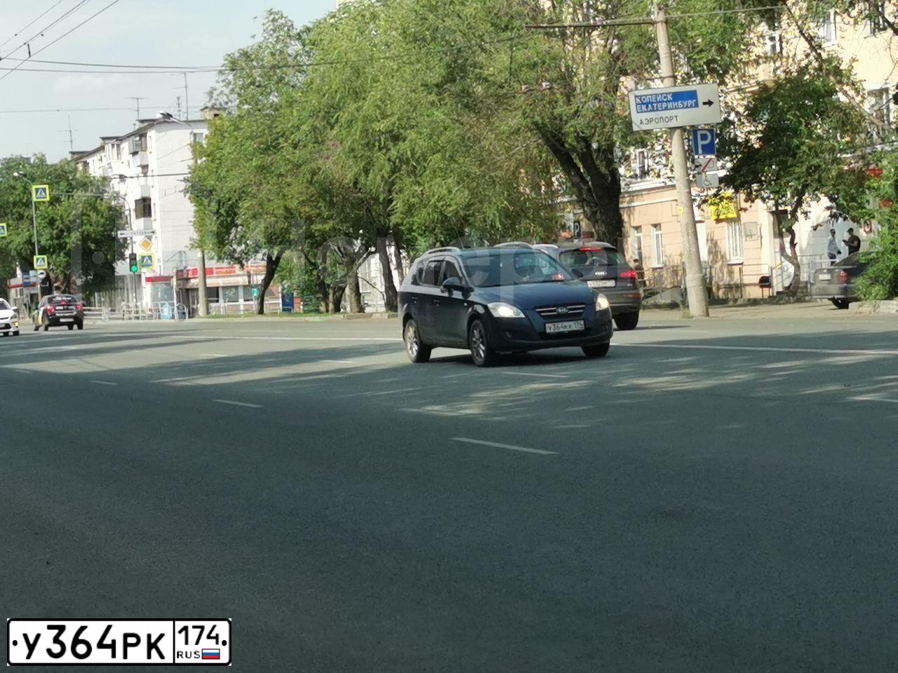 Фото автомобиля DODGE STRATUS, 2004 — госномер О493ТЕ799. Цвет: Серебристый