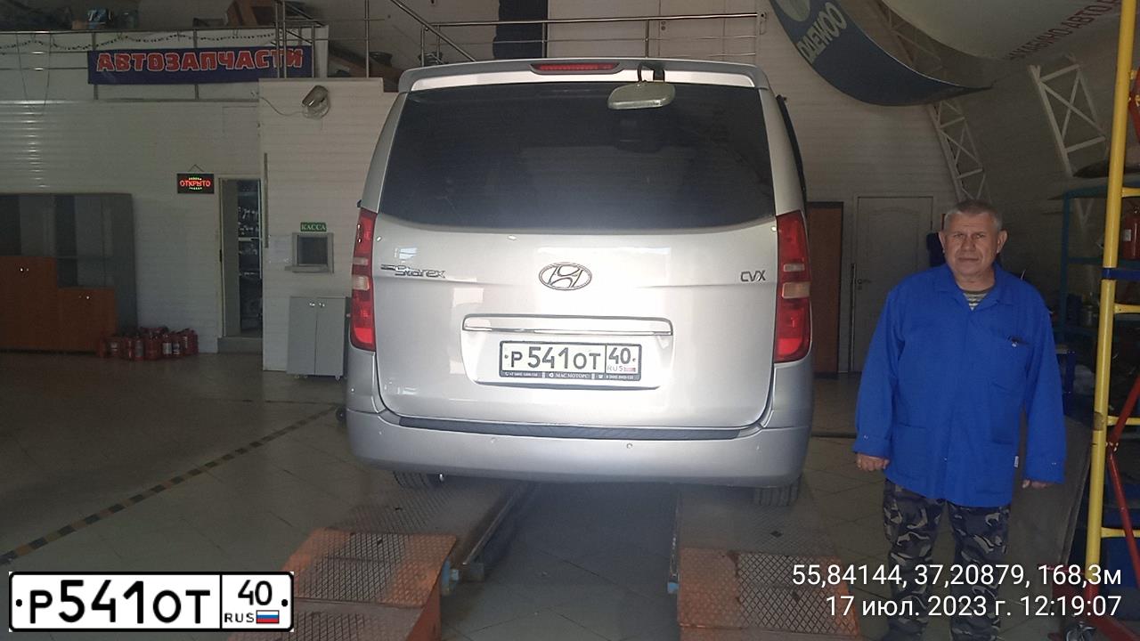 Фото автомобиля HYUNDAI GRAND STAREX, 2009 — госномер Р541ОТ40. Цвет: СЕРЫЙ