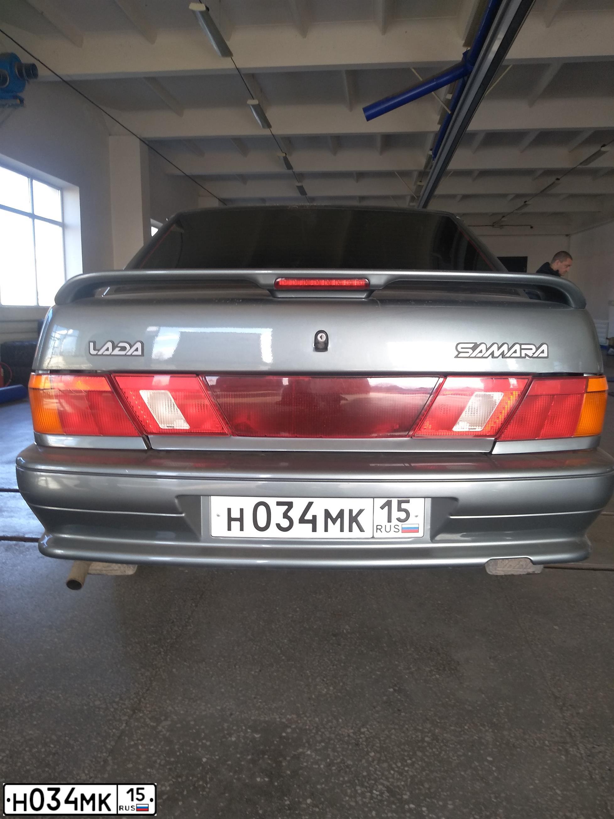 Фото автомобиля ЛАДА 211540 LADA SAMARA, 2010 — госномер М135АК15. Цвет: средний серо-зеленый металлик