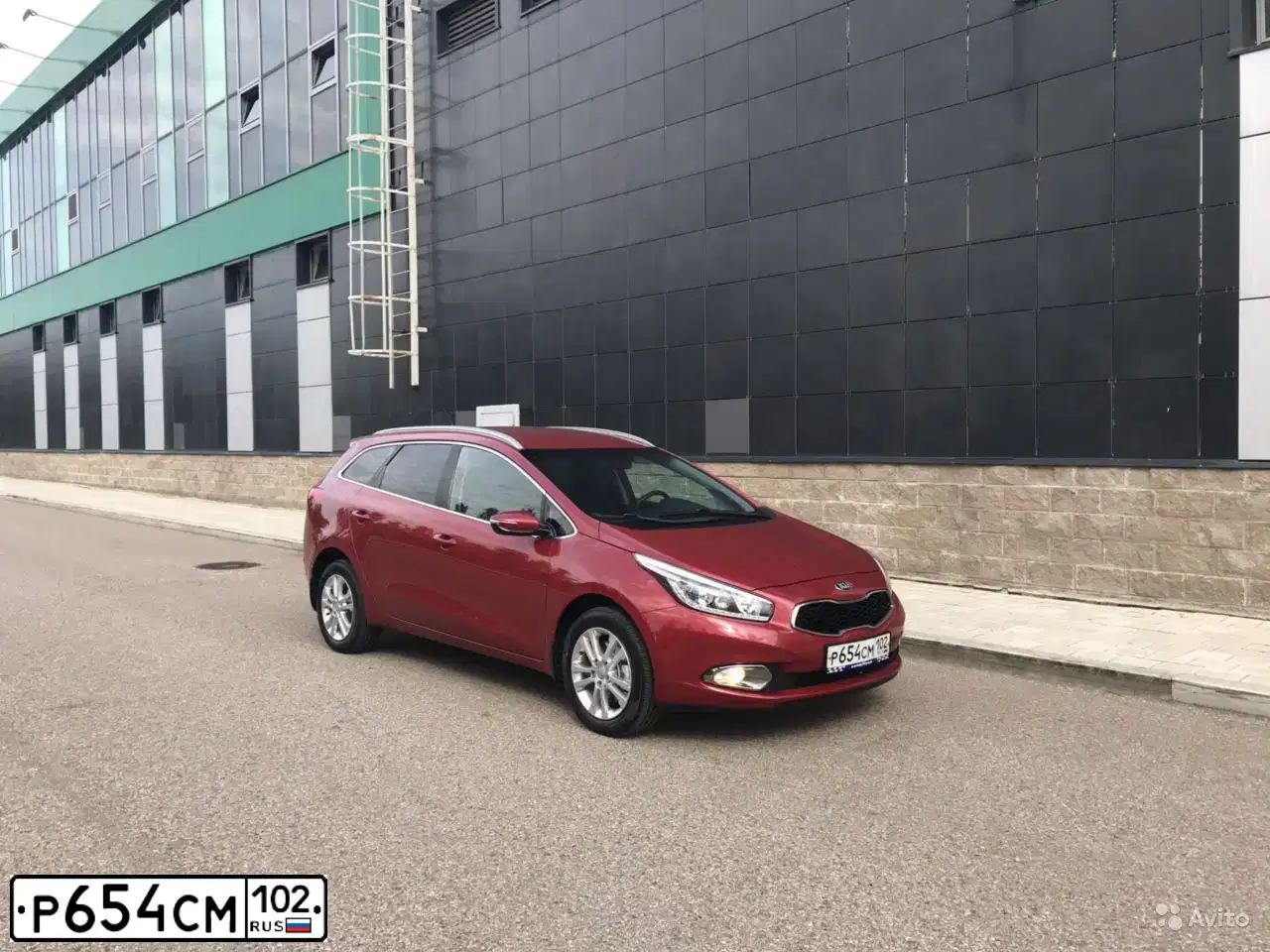 Фото автомобиля KIA CEED, 2014 — госномер О312ЕУ774. Цвет: Красный