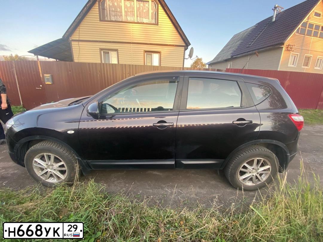 Фото автомобиля NISSAN QASHQAI, 2010 — госномер Н668УК29. Цвет: ТЕМНО-ФИОЛЕТОВЫЙ