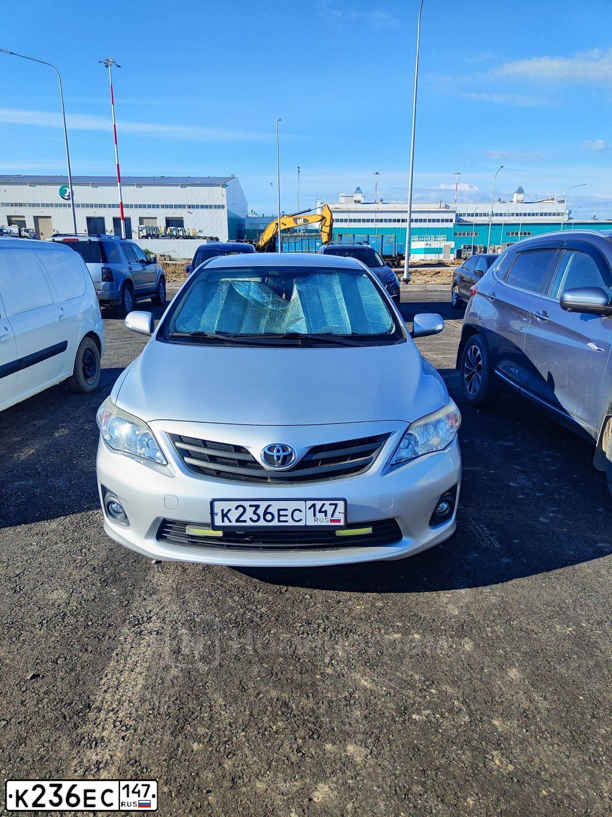 Фото автомобиля TOYOTA COROLLA, 2013 — госномер С810СЕ55. Цвет: Серебристый