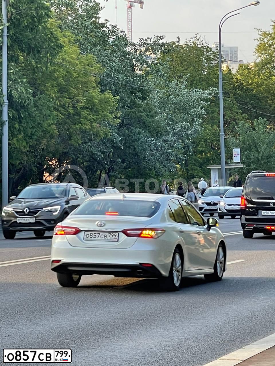 Фото автомобиля TOYOTA CAMRY, 2019 — госномер О857СВ799. Цвет: Белый
