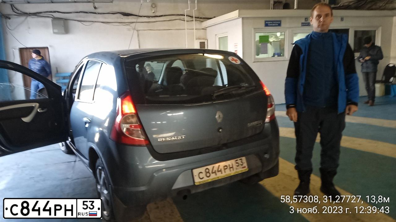 Фото автомобиля RENAULT SANDERO, 2011 — госномер С844РН53. Цвет: СИНИЙ