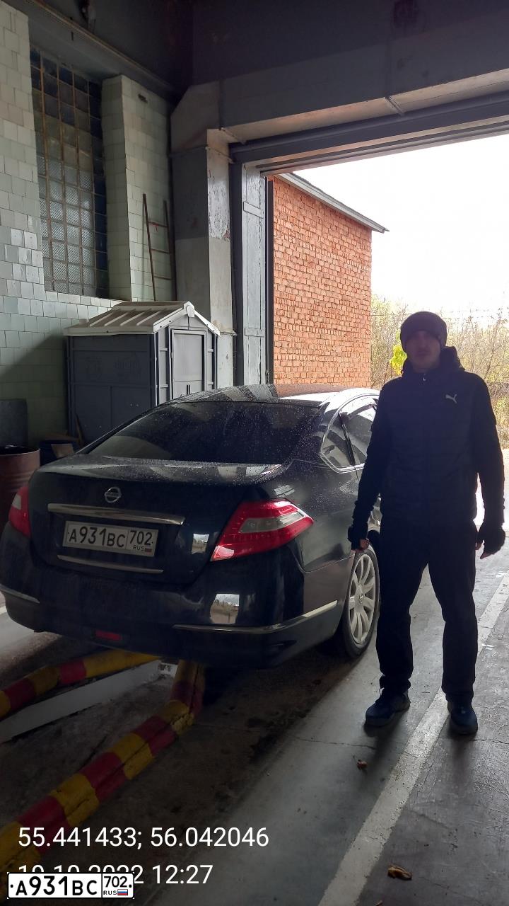 Фото автомобиля NISSAN TEANA, 2010 — госномер Е004АЕ102. Цвет: ЧЕРНЫЙ