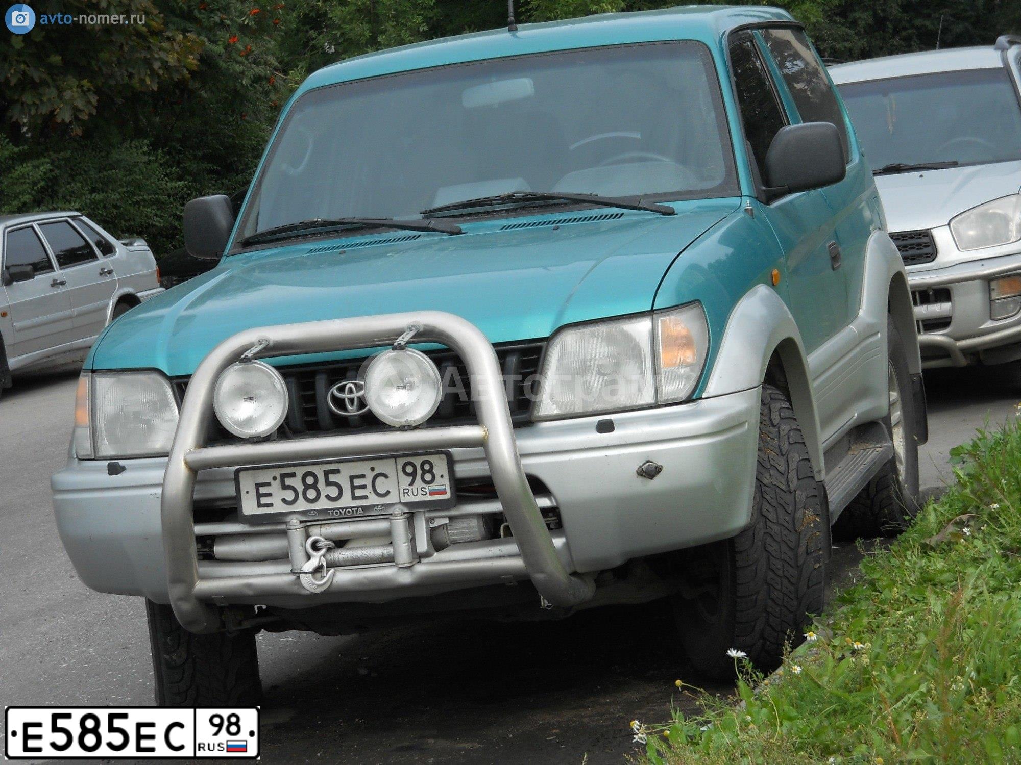 Фото автомобиля TOYOTA LANDCRUISER, 1997 — госномер Е585ЕС98. Цвет: ЗЕЛЕНЫЙ