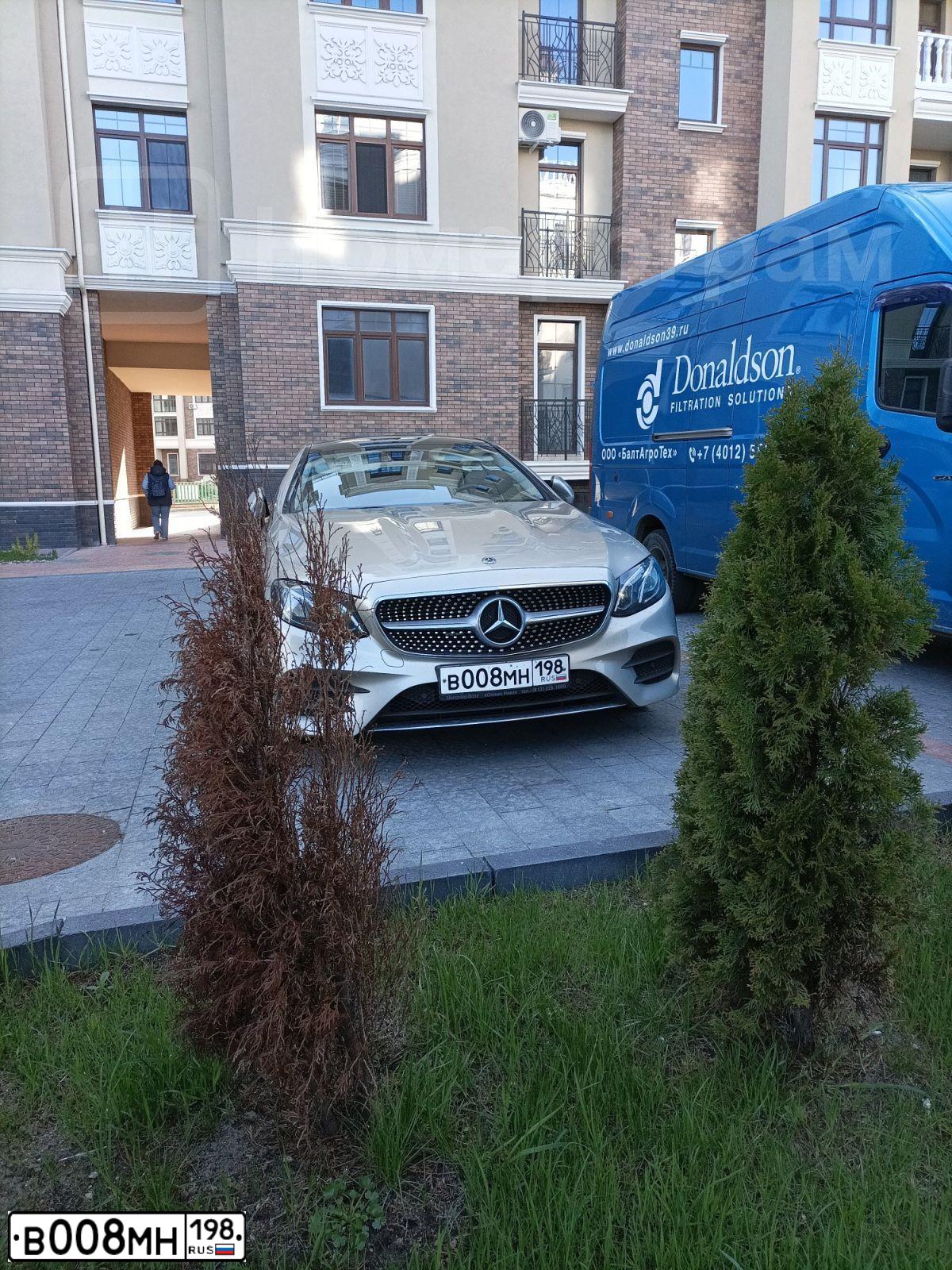 Фото автомобиля MERCEDES E-KLASSE, 2018 — госномер В008МН198. Цвет: Серебристо-Желтый