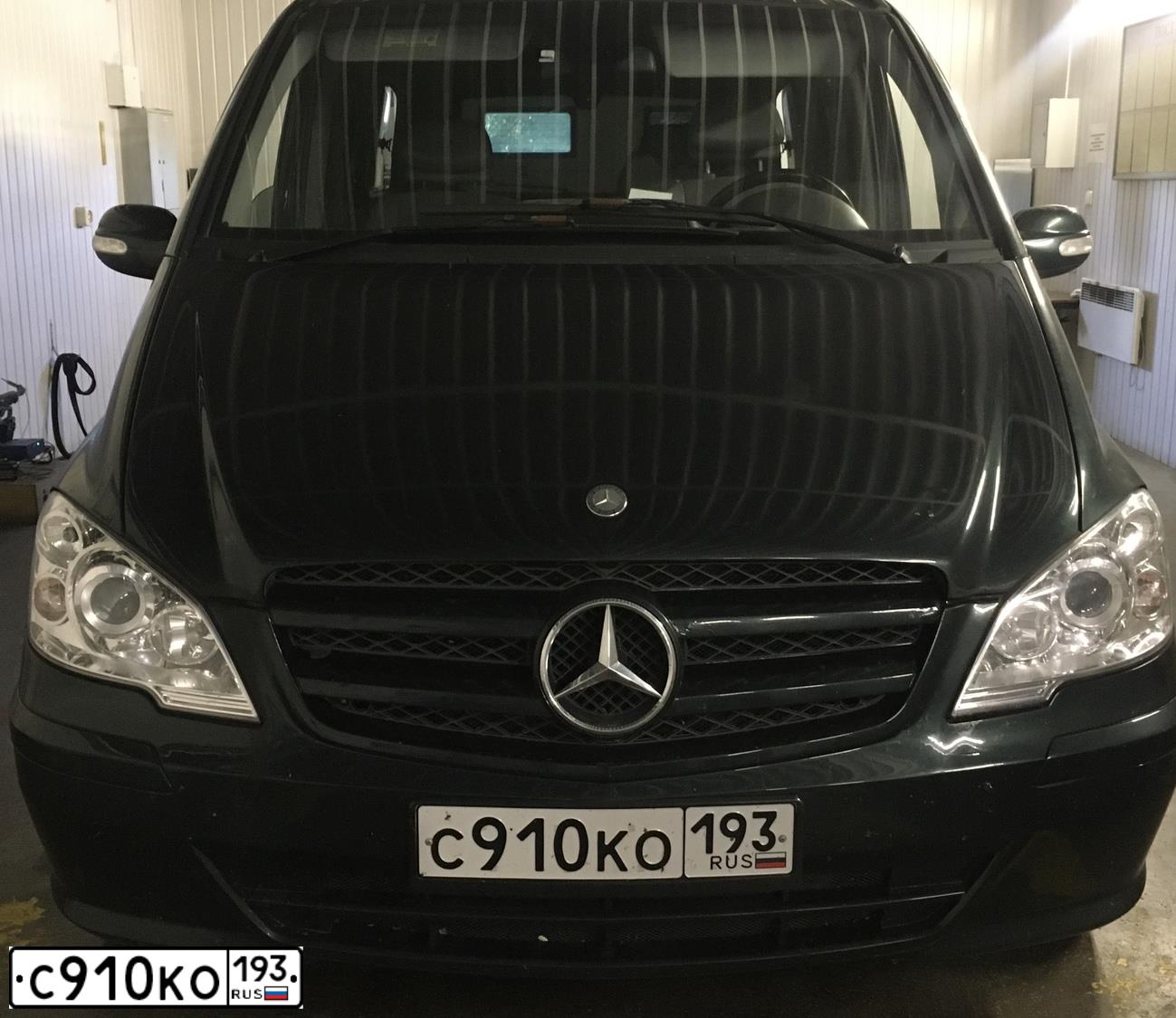Фото автомобиля MERCEDES VIANO, 2008 — госномер Р939НО47. Цвет: ЗЕЛЕНЫЙ