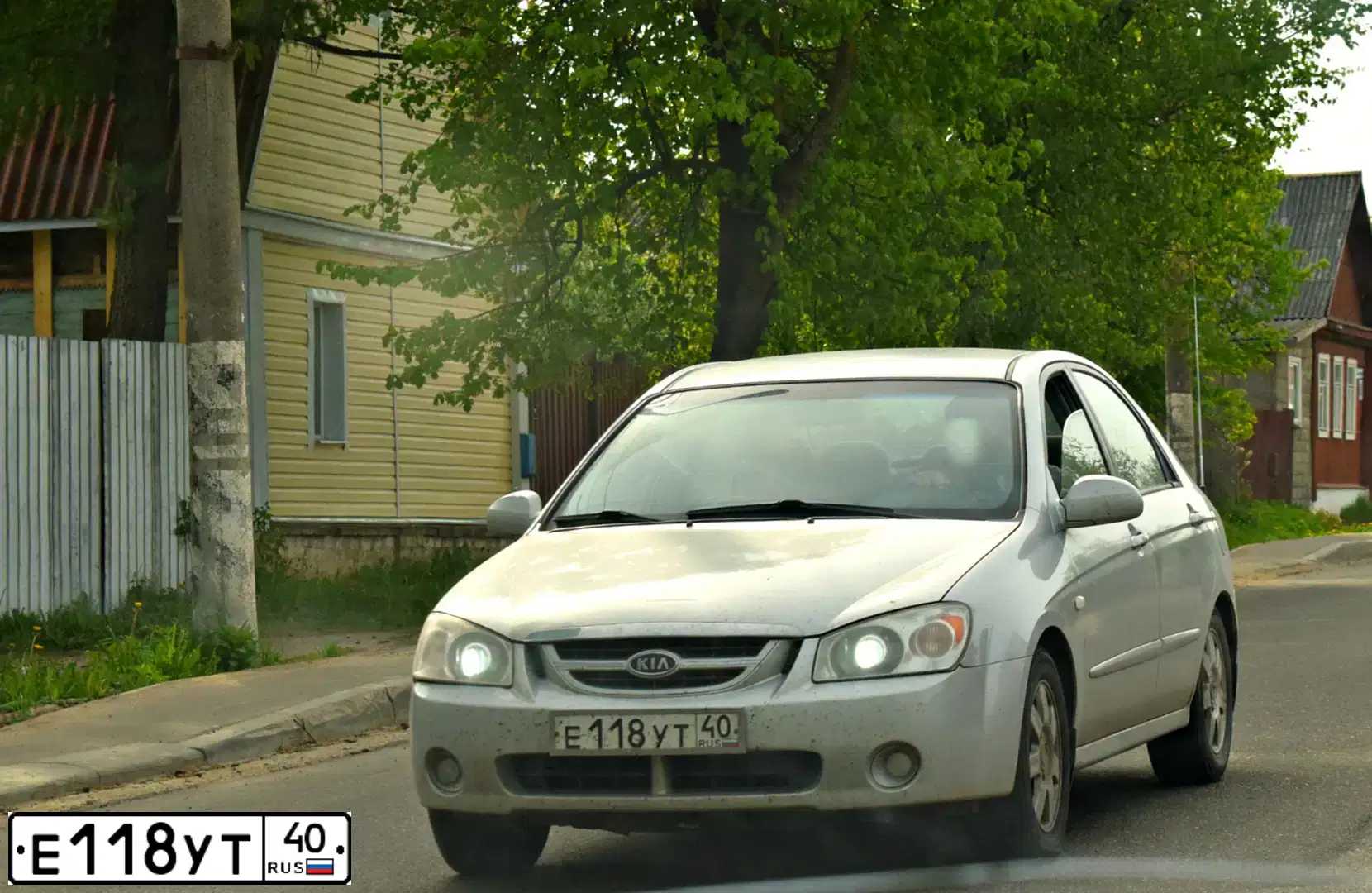 Фото автомобиля KIA CERATO, 2006 — госномер Е118УТ40. Цвет: СЕРЕБРИСТЫЙ