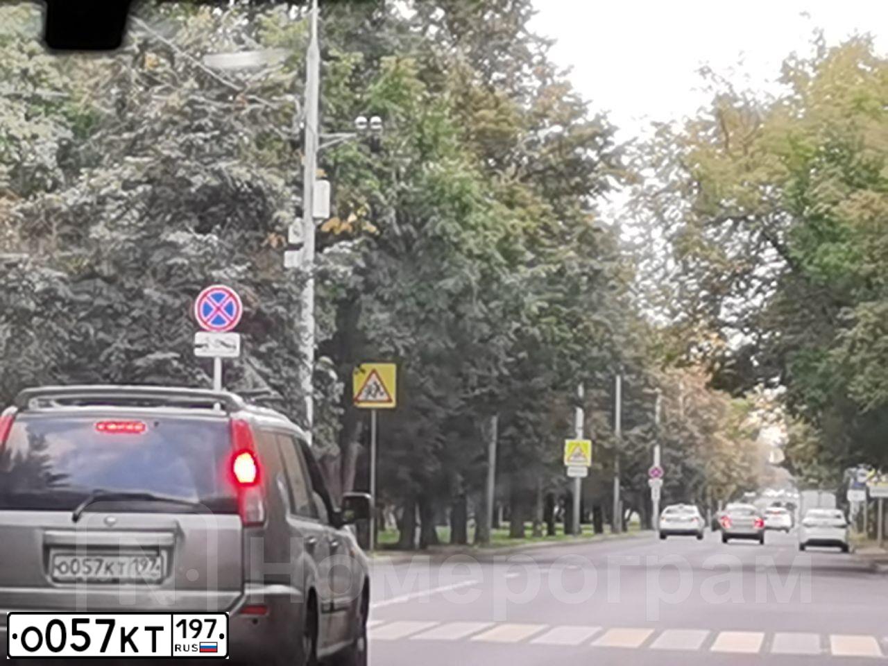 Фото автомобиля NISSAN X-TRAIL, 2002 — госномер О057КТ197. Цвет: СЕРЫЙ