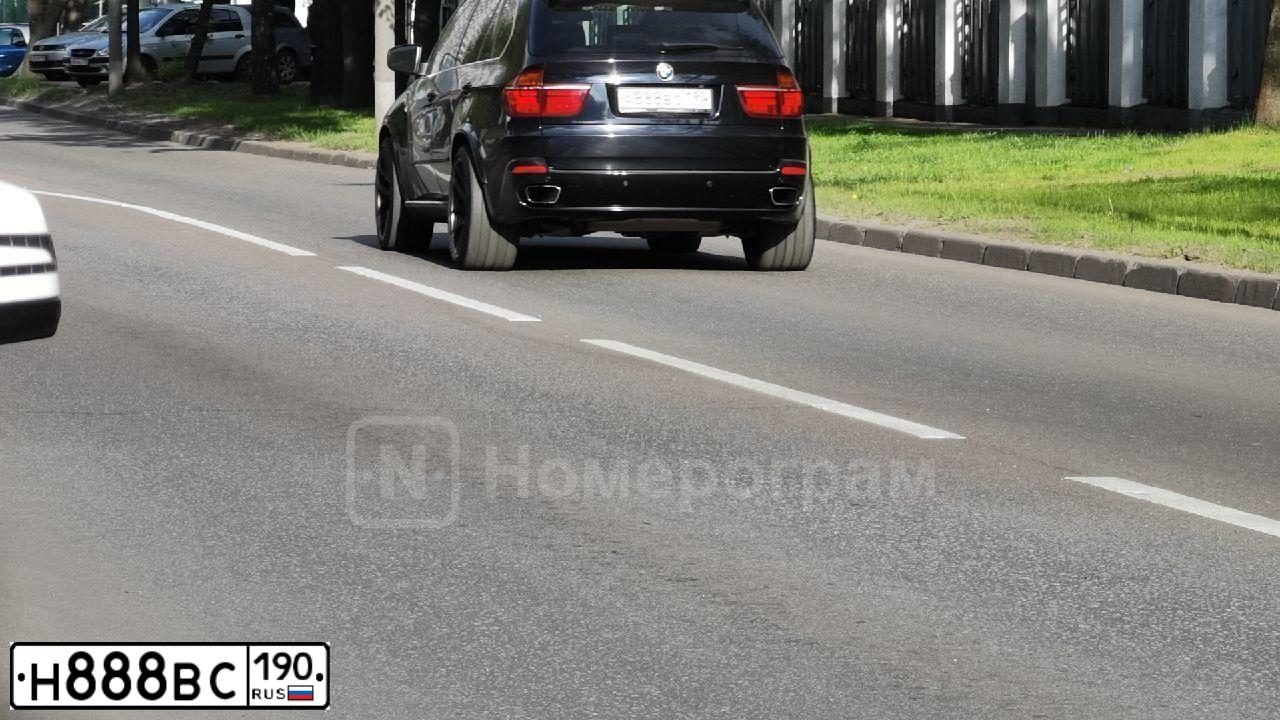 Фото автомобиля VOLVO V40, 2013 — госномер Н888ВС190. Цвет: ЖЕМЧУЖНО-БЕЛЫЙ