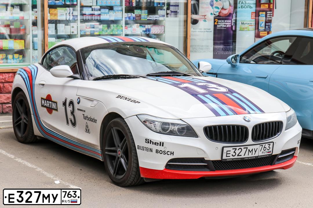 Фото автомобиля BMW Z 4, 2010 — госномер Н472АТ977. Цвет: МНОГОЦВЕТНЫЙ