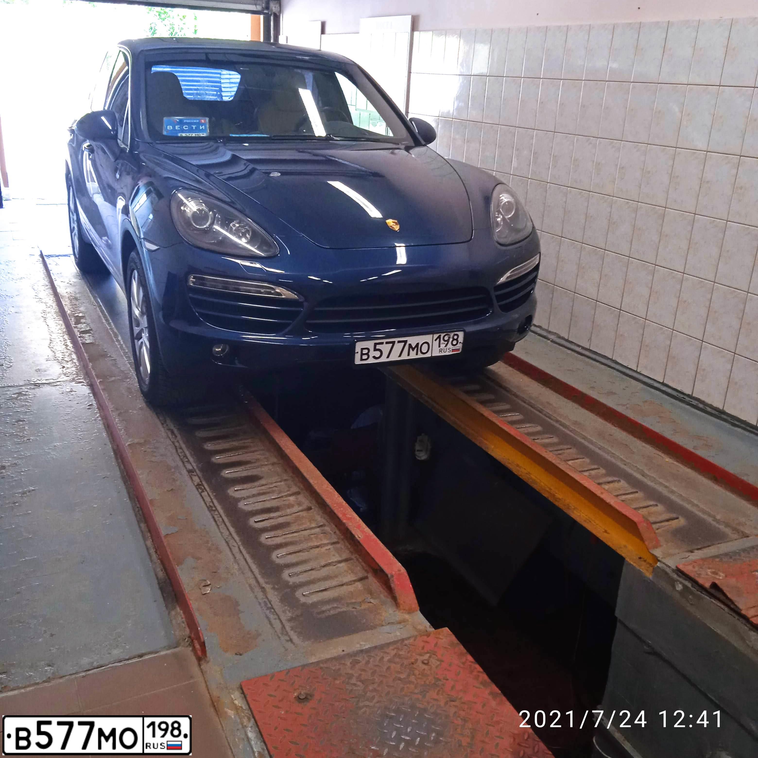 Фото автомобиля PORSCHE CAYENNE, 2013 — госномер Р206ЕА178. Цвет: синий