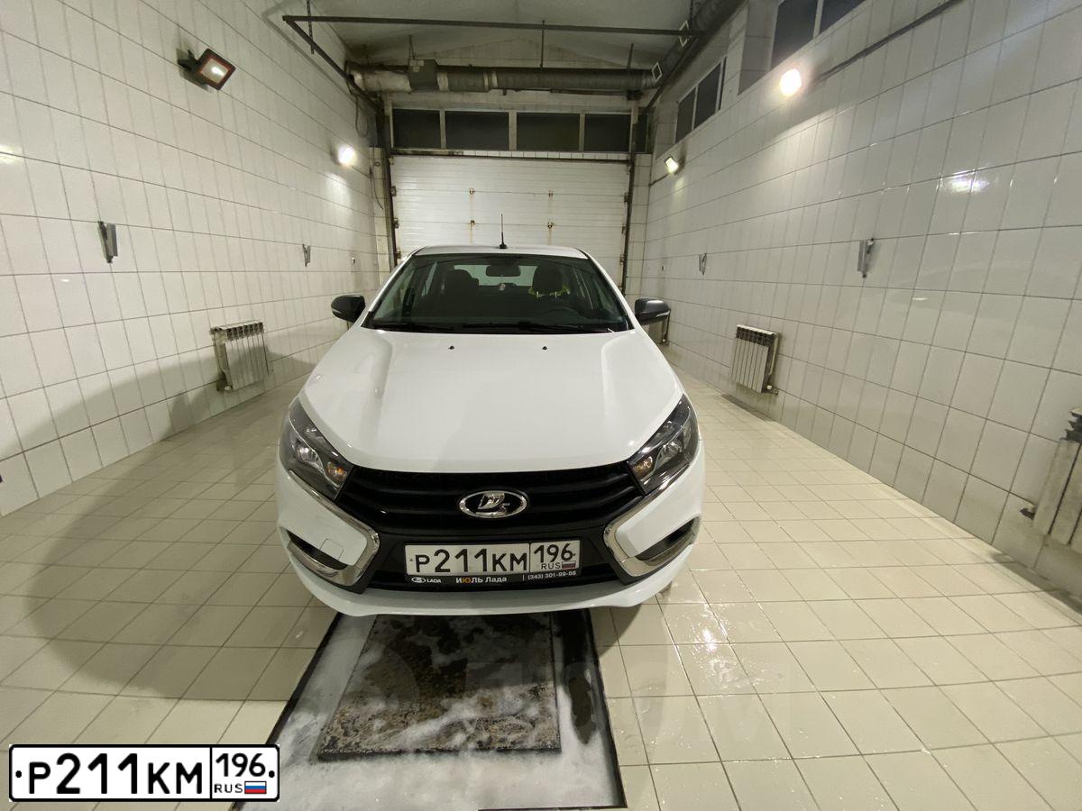 Фото автомобиля LADA VESTA, 2021 — госномер Р211КМ196. Цвет: Белый