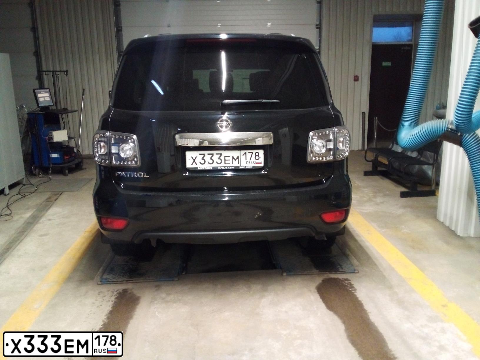 Фото автомобиля NISSAN PATROL, 2010 — госномер Х333ЕМ178. Цвет: ЧЕРНЫЙ