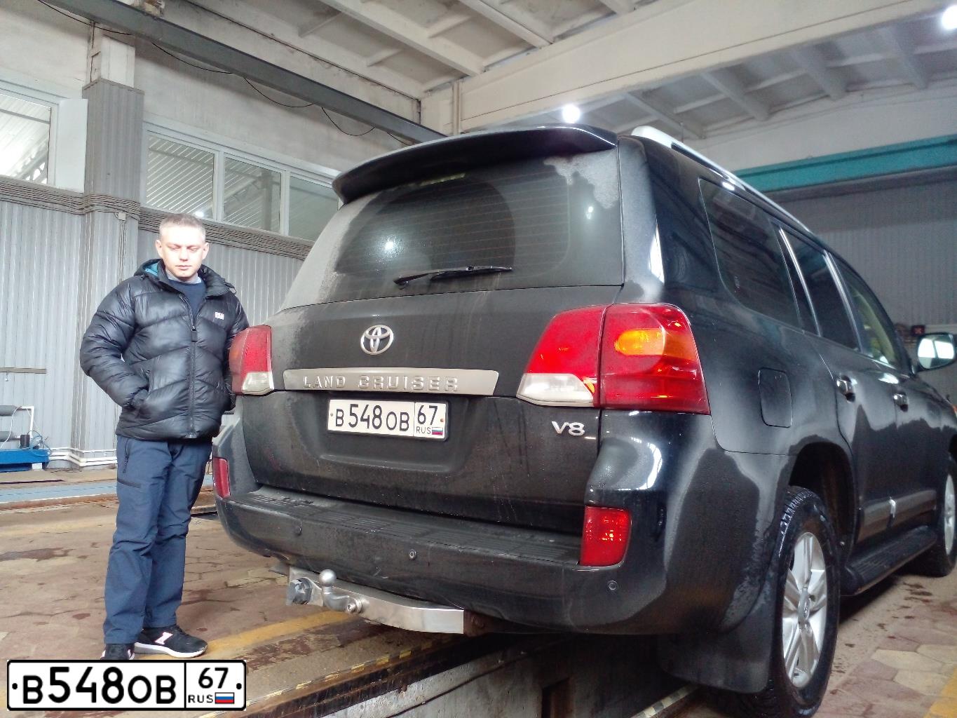 Фото автомобиля TOYOTA LANDCRUISER 200, 2014 — госномер М828МХ67. Цвет: ЧЕРНЫЙ