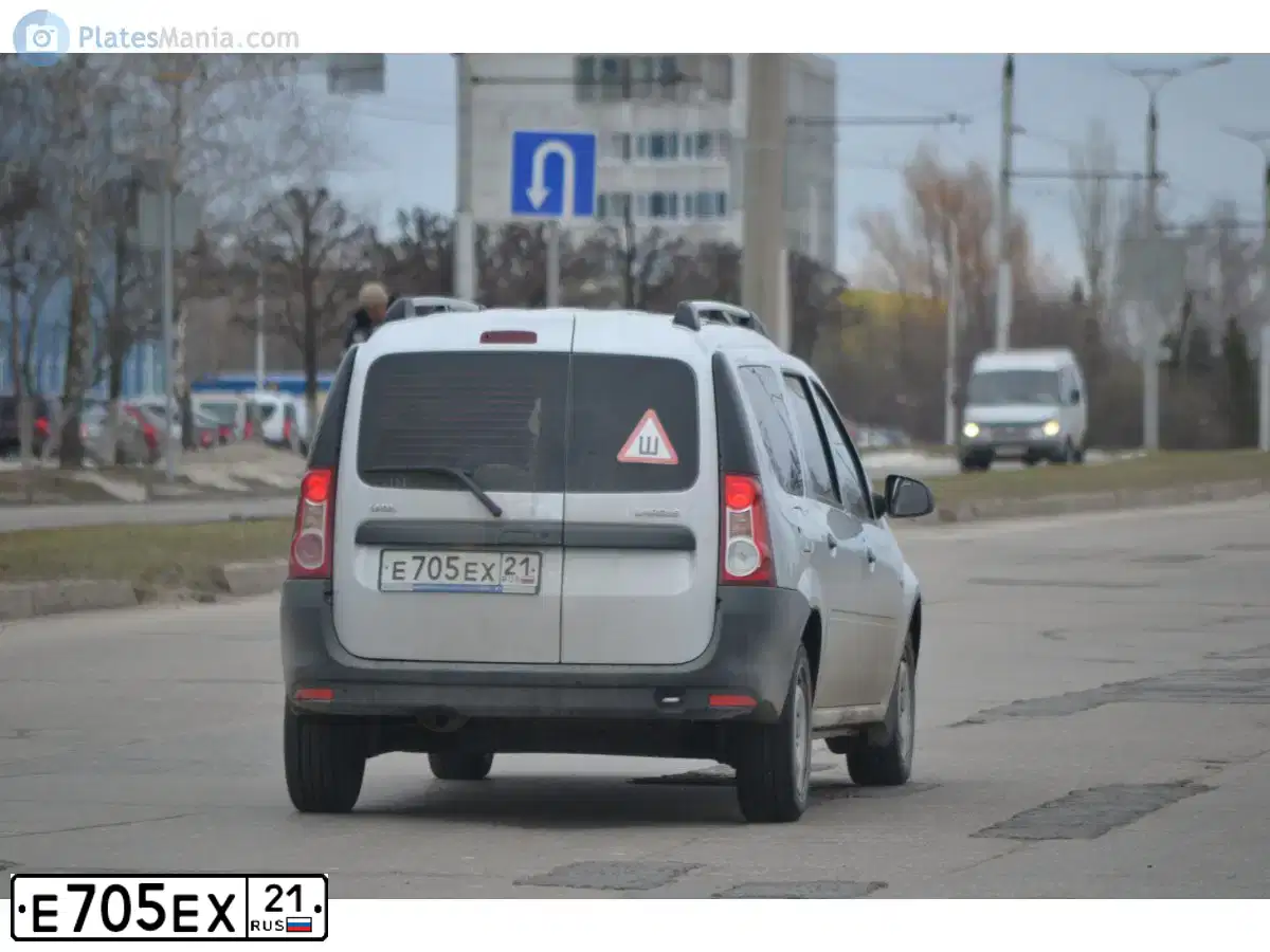 Фото автомобиля LADA LARGUS, 2014 — госномер Е705ЕХ21. Цвет: СЕРЕБРИСТЫЙ