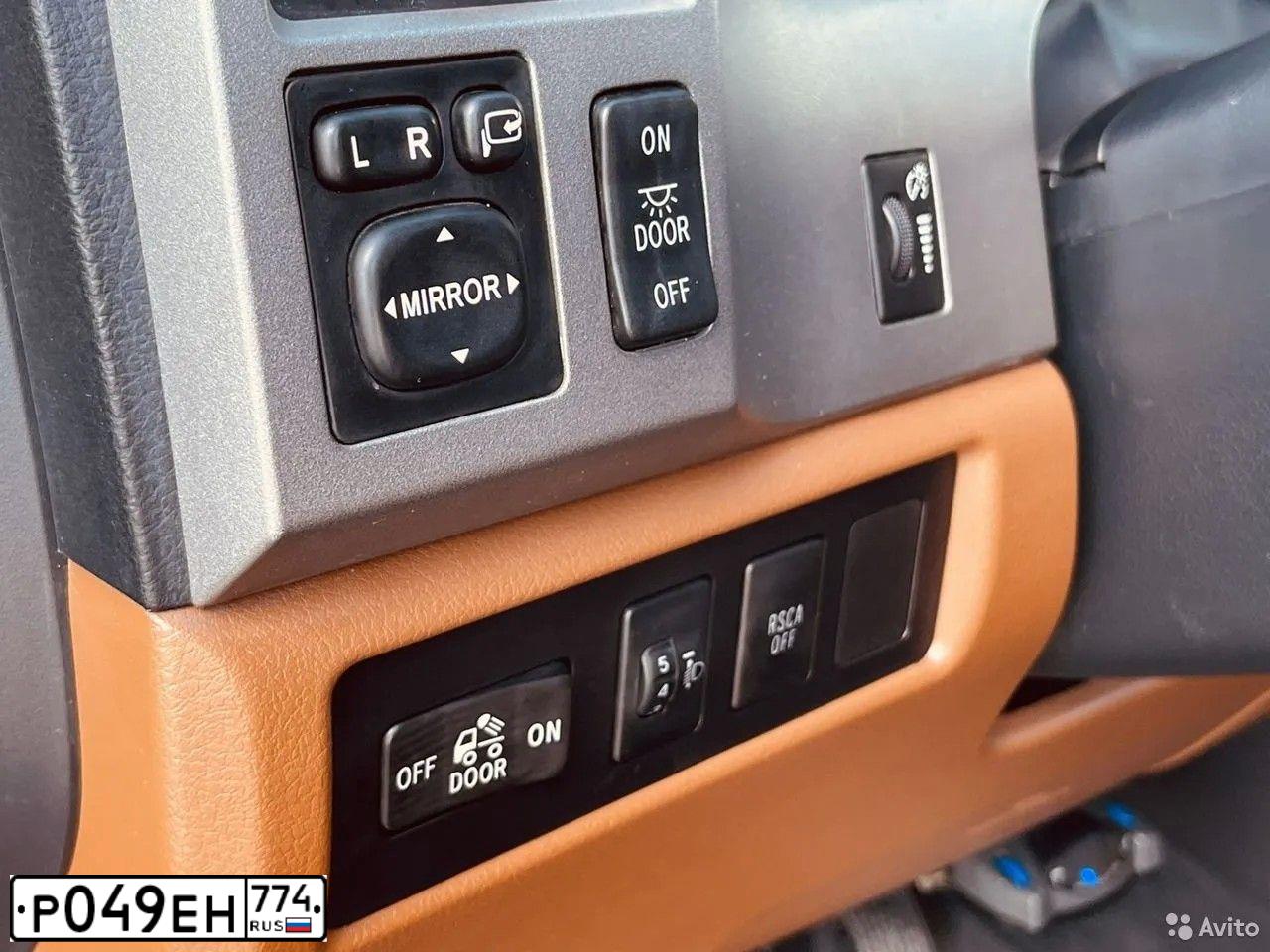 Фото автомобиля TOYOTA TUNDRA, 2010 — госномер Р049ЕН774. Цвет: СЕРЫЙ
