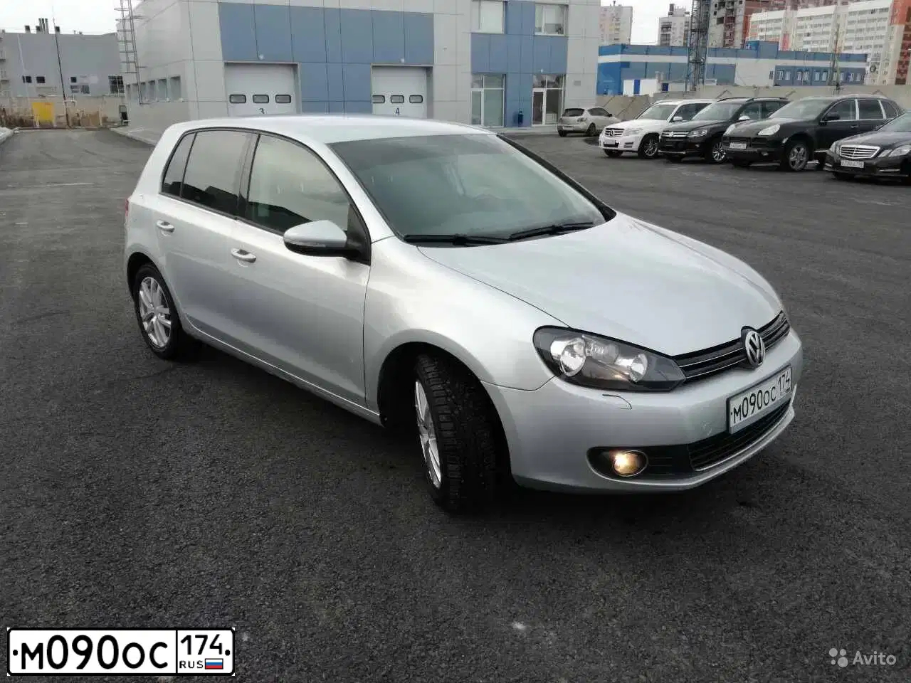 Фото автомобиля VOLKSWAGEN GOLF, 2011 — госномер М090ОС174. Цвет: серебристый