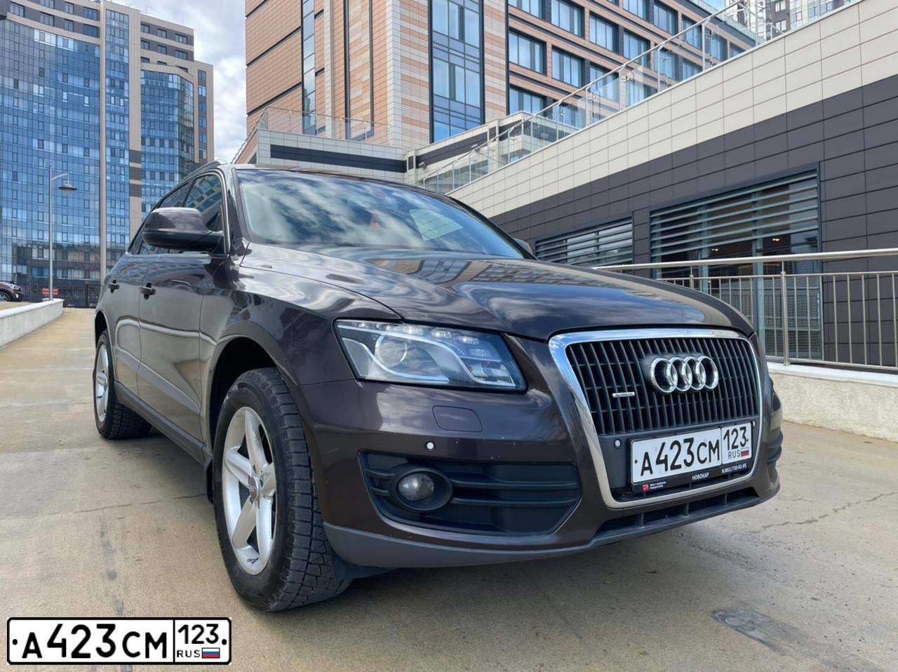 Фото автомобиля AUDI Q5, 2011 — госномер М113НН21. Цвет: ТЕМНО-КОРИЧНЕВЫЙ