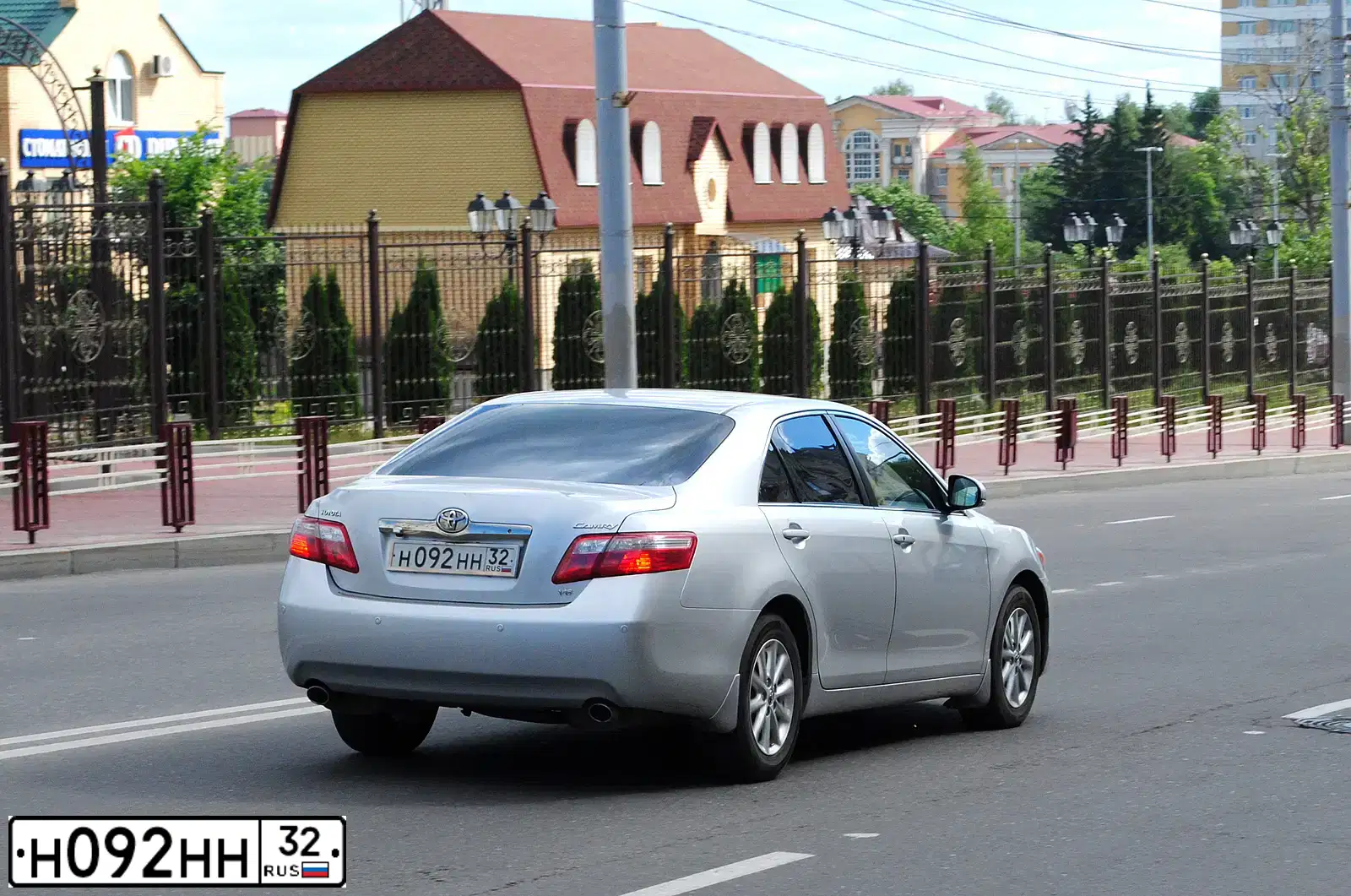 Фото автомобиля TOYOTA CAMRY, 2010 — госномер Н092НН32. Цвет: Серебристый