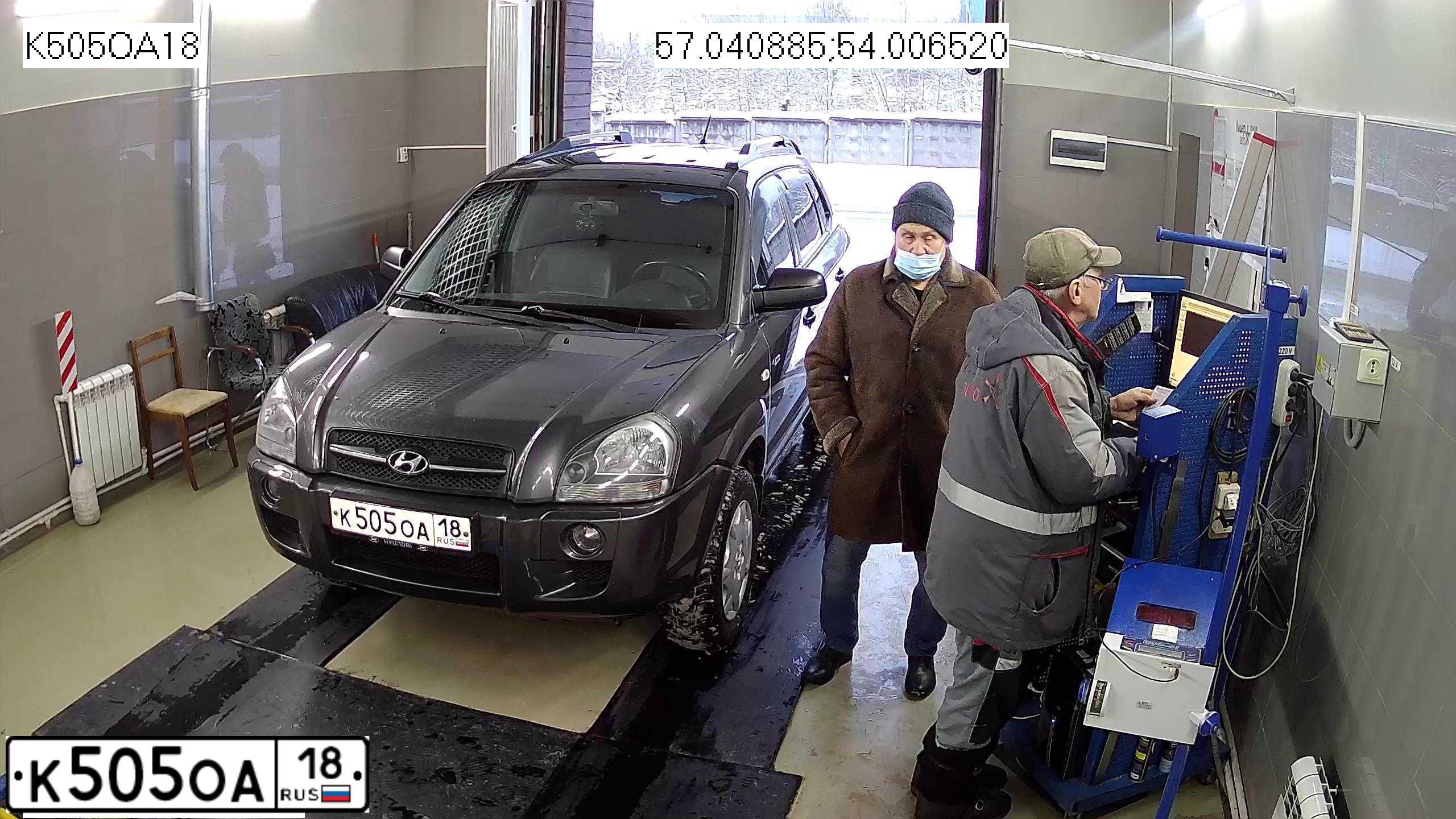 Фото автомобиля HYUNDAI TUCSON, 2007 — госномер К505ОА18. Цвет: ТЕМНО-СЕРЫЙ