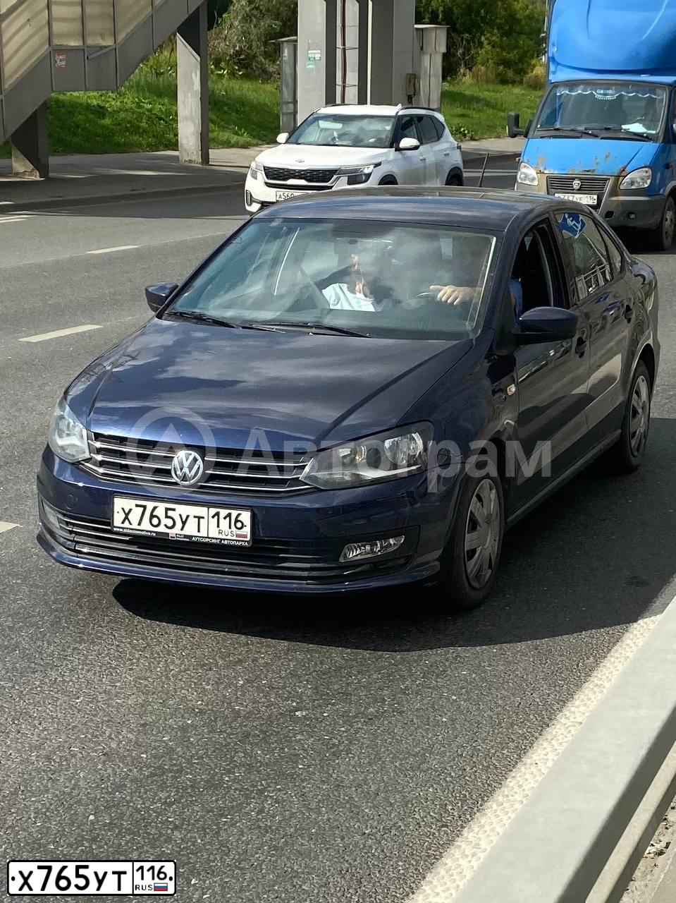 Фото автомобиля VOLKSWAGEN POLO, 2016 — госномер Е810НУ156. Цвет: ТЕМНО СИНИЙ