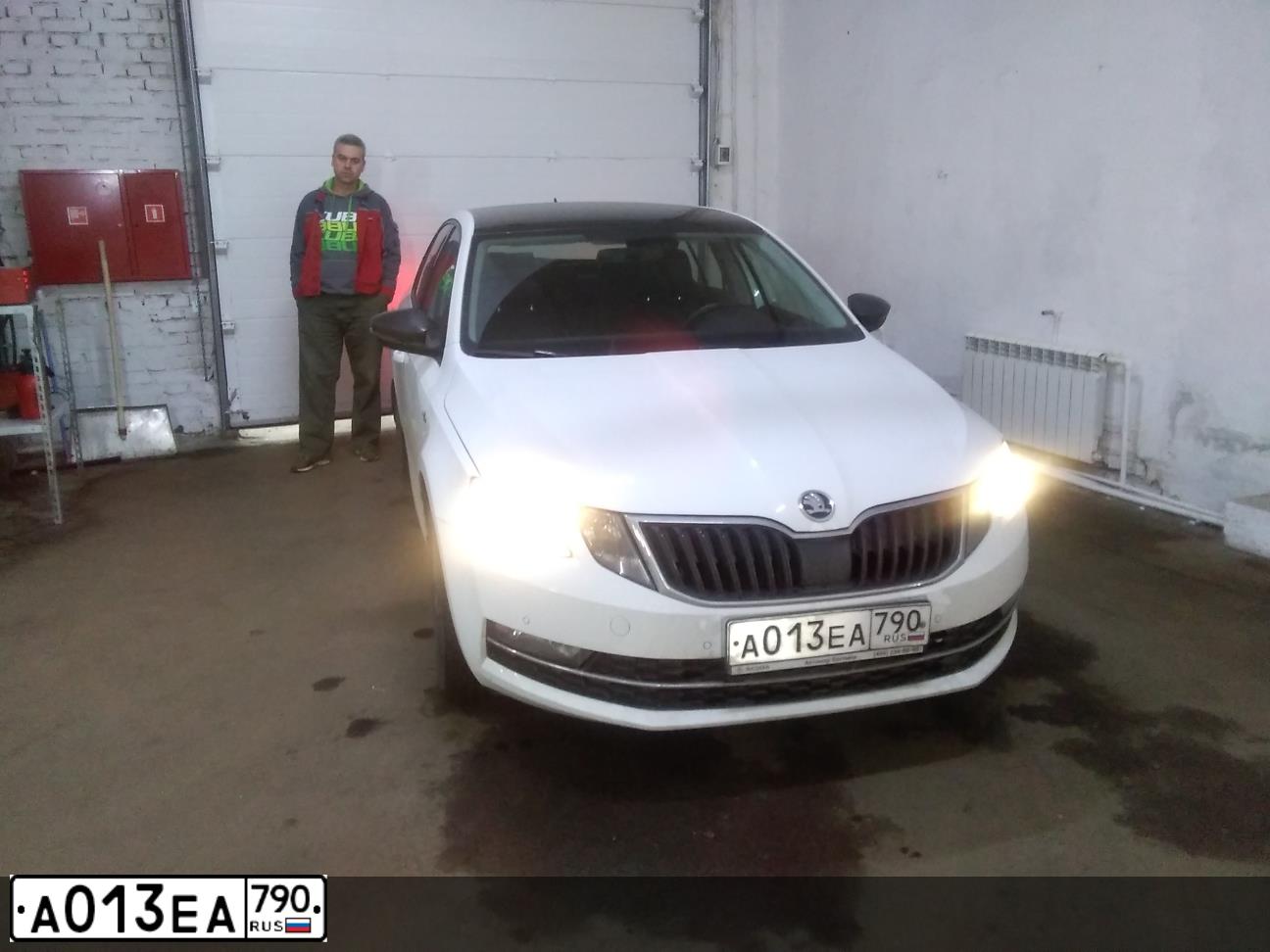 Фото автомобиля SKODA OCTAVIA, 2019 — госномер К401ЕМ977. Цвет: Белый/черный